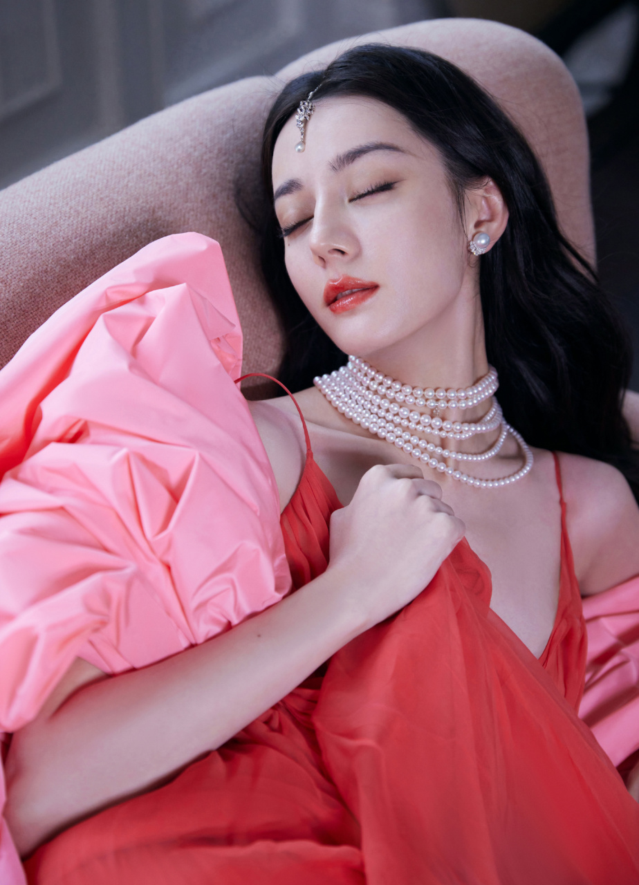 迪丽热巴,粉色的性感
