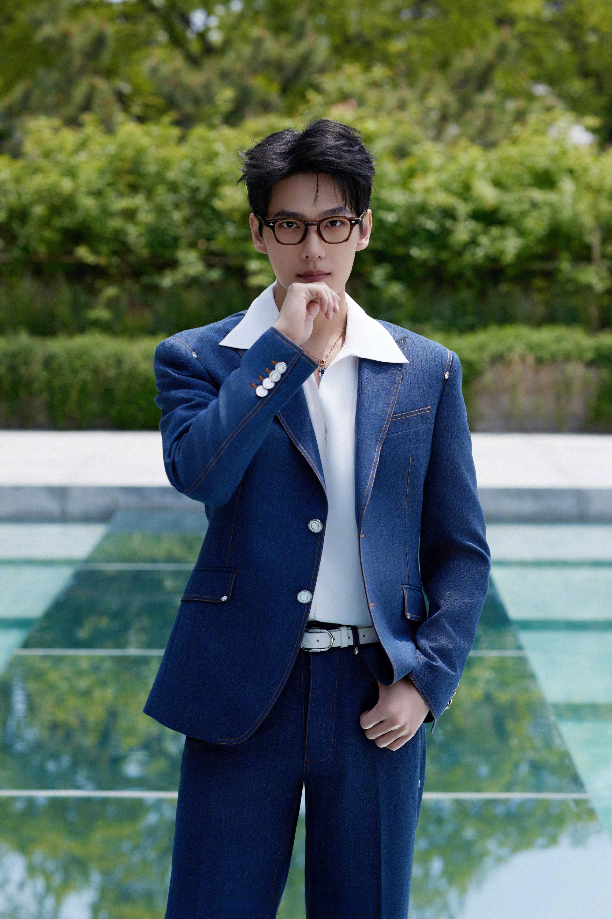 杨洋蓝色系造型# 杨洋 深蓝牛仔西装搭配白衬衫,黑框眼镜亮相婆牌