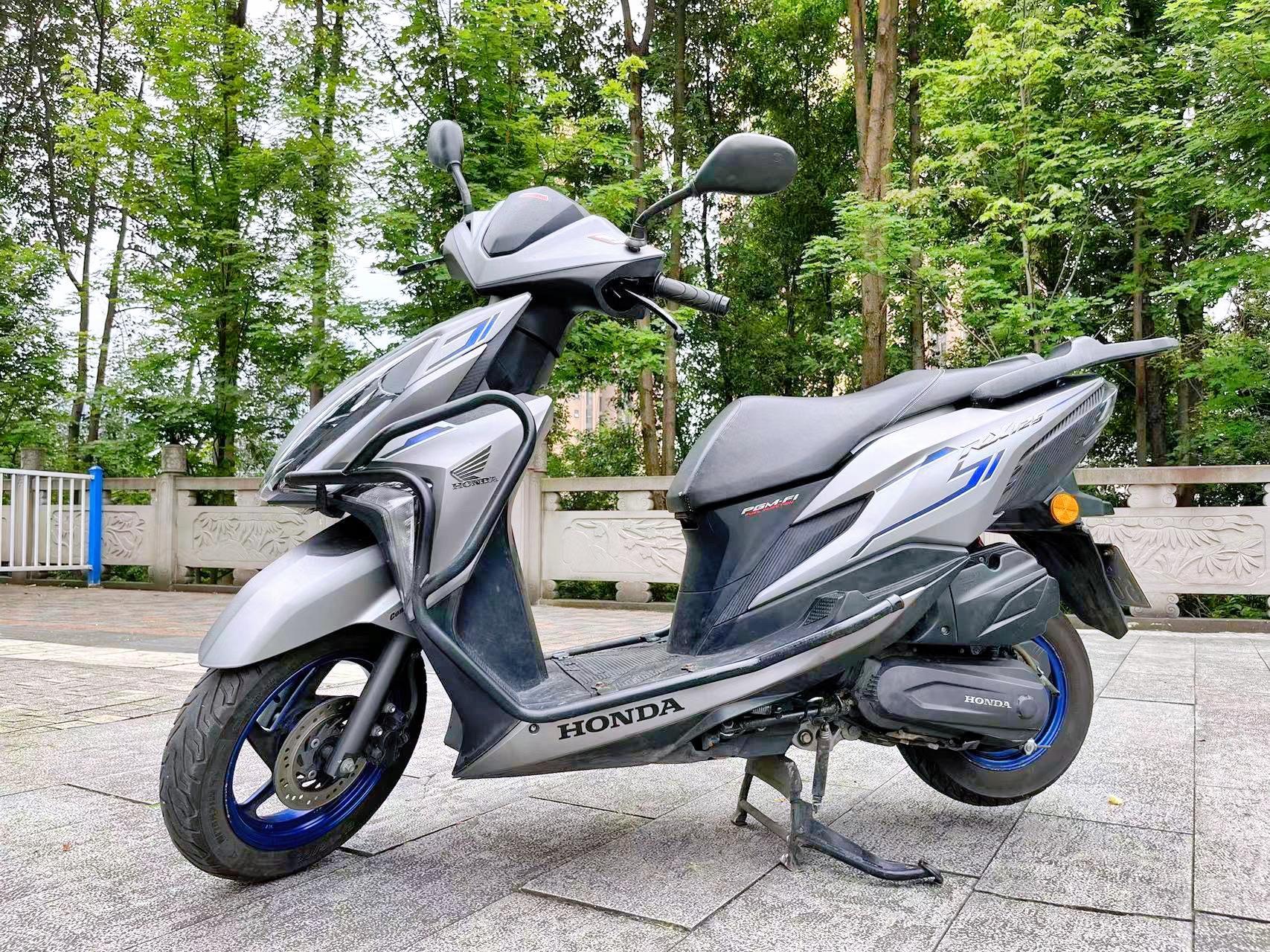 21年8月上牌本田裂行125踏板摩托车,无钥匙启动高配版本的,带保险杠