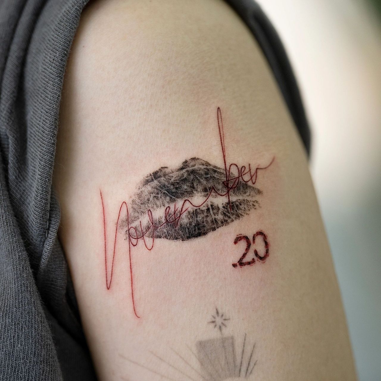 ➰唇印纹身|🩸"对你的爱不想止流于表面" "雨点向茉莉耳语:  茉莉