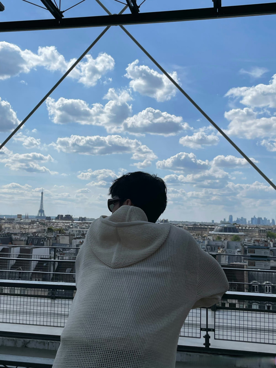 白敬亭好会自拍#  白敬亭最新照片里是自拍啊,有一说一拍的还泊错