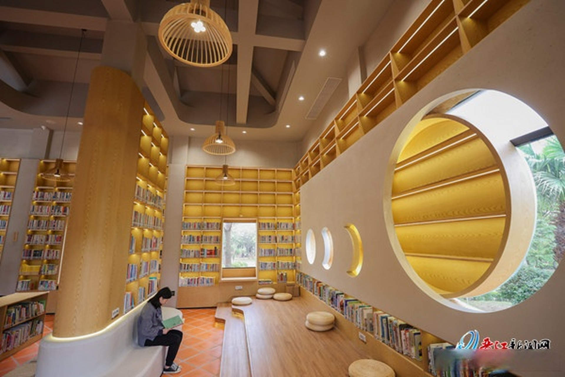 【晋江首个公园图书馆开馆】3月30日上午,晋江市图书馆东石(石佛山)