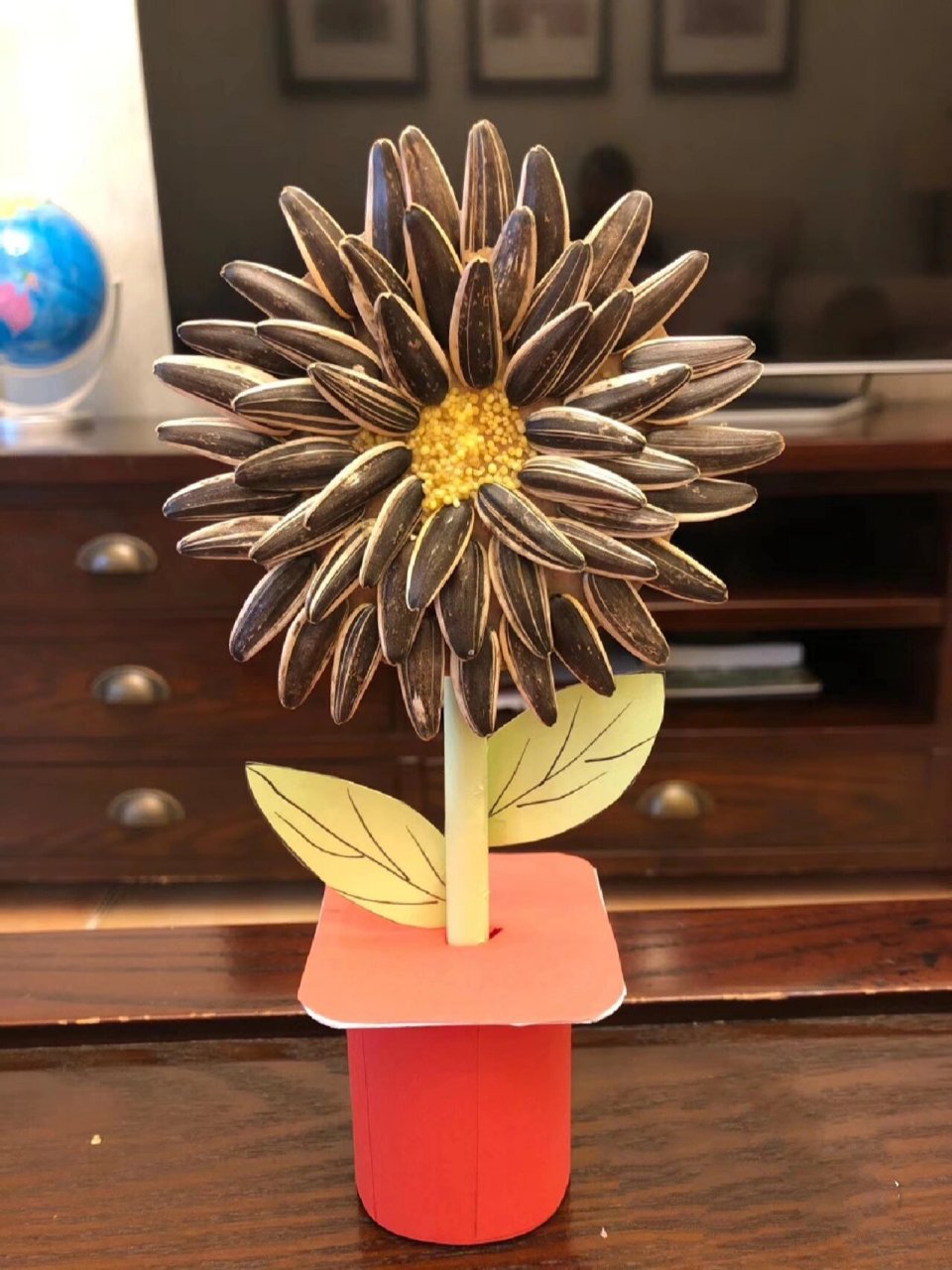 废物利用之葵花籽花朵 小米做的芯,葵瓜子做的花瓣,酸奶盒做的底