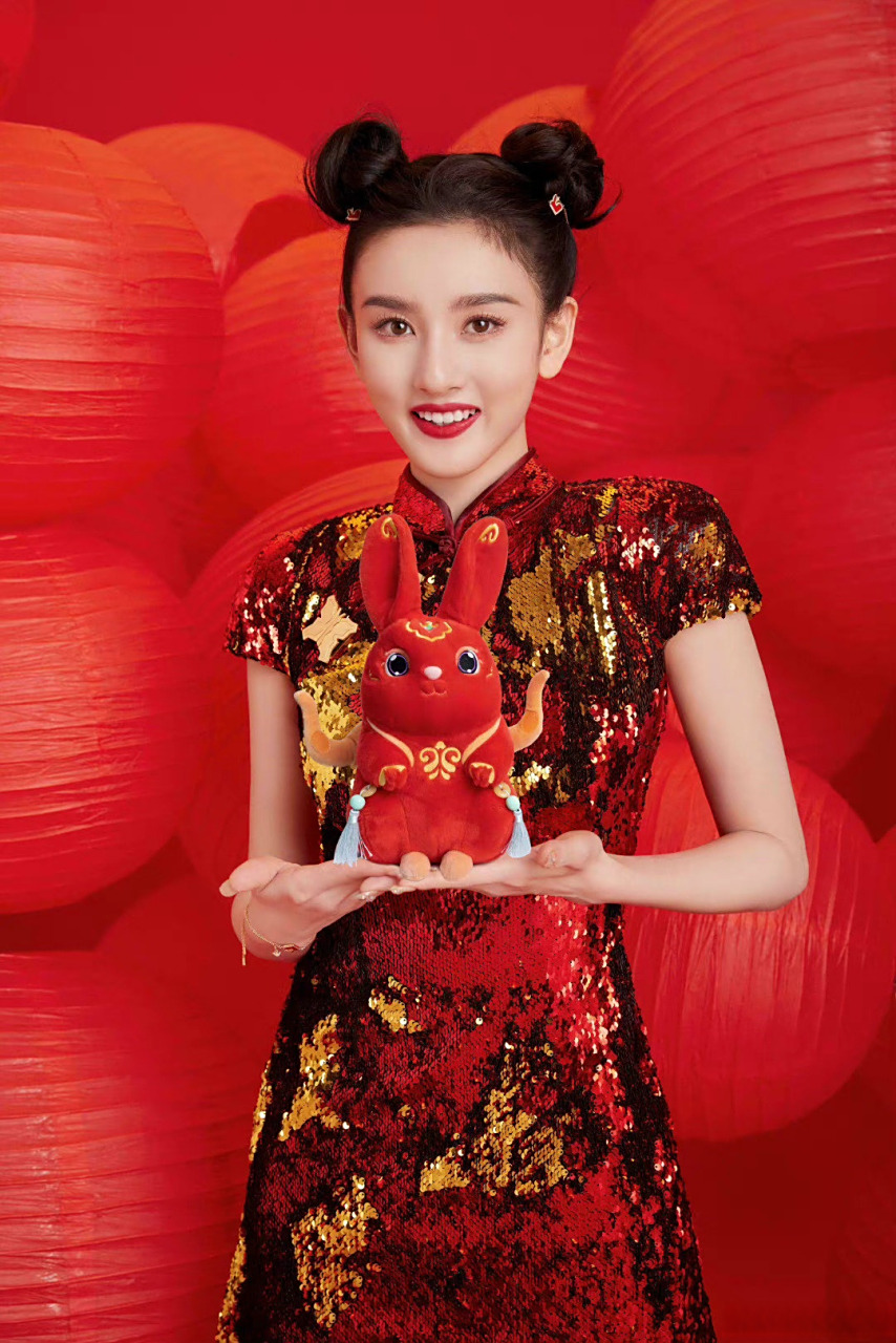 宋祖儿双丸子头红色亮片旗袍造型#宋祖儿双丸子头造型～ 好有过年