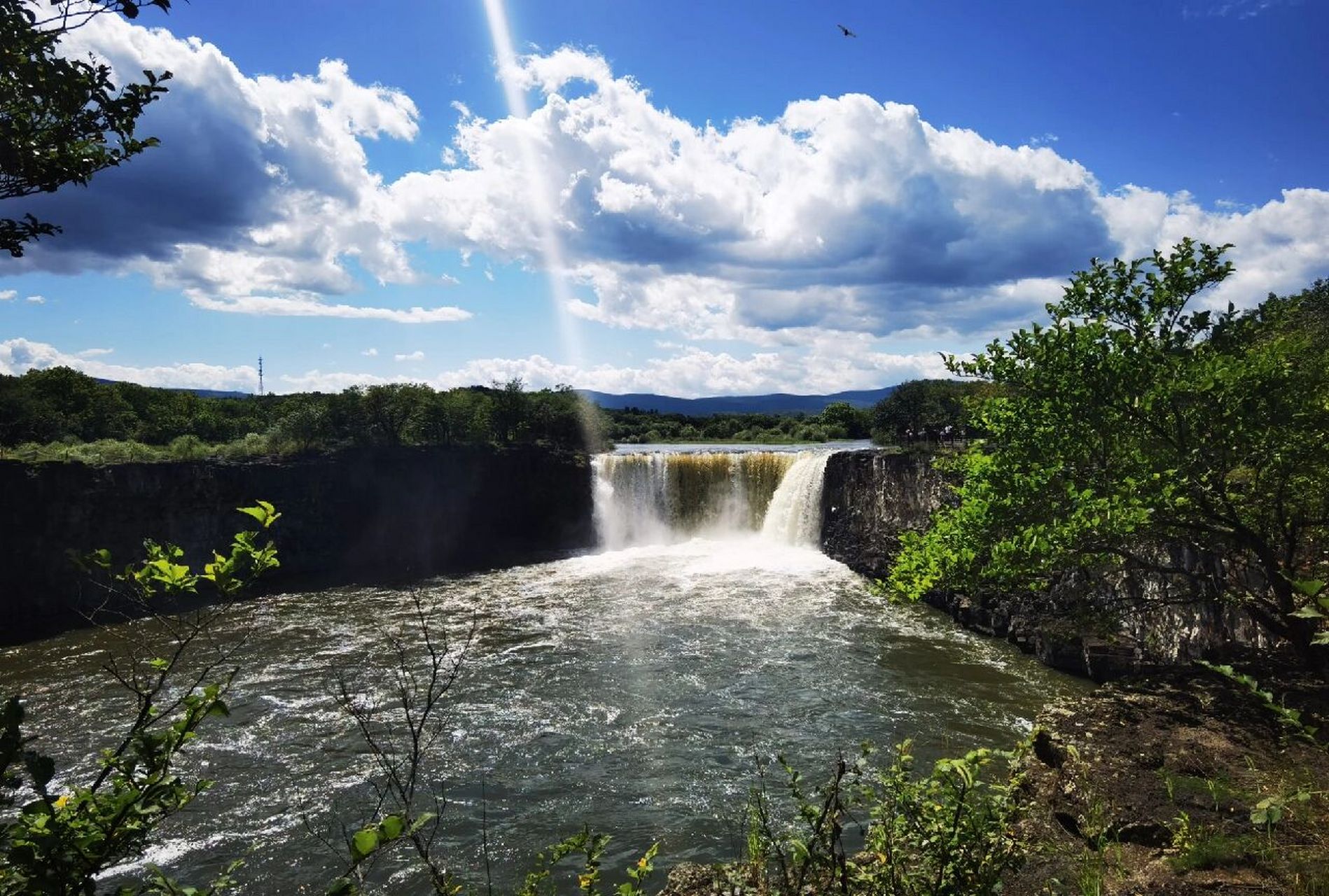镜泊湖吊水楼瀑布 位于镜泊湖5a景区,吊水楼瀑布,水花四溅,黄白相间