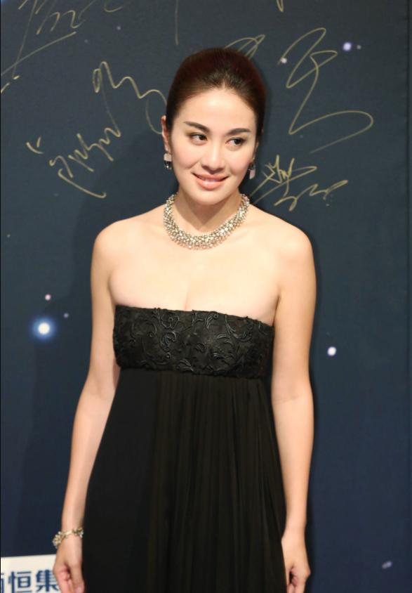 叶璇身材原来这么紧致! 一袭黑色抹胸裙秀曲线,不愧是选美冠军!