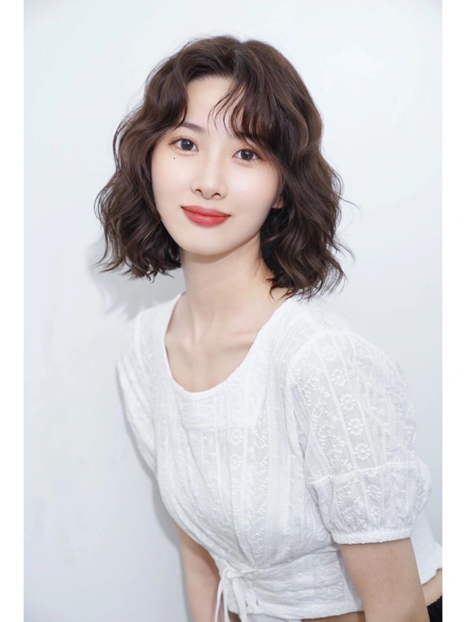 2023年中短发烫发发型分享97 1. 显发量多,蓬松 2.