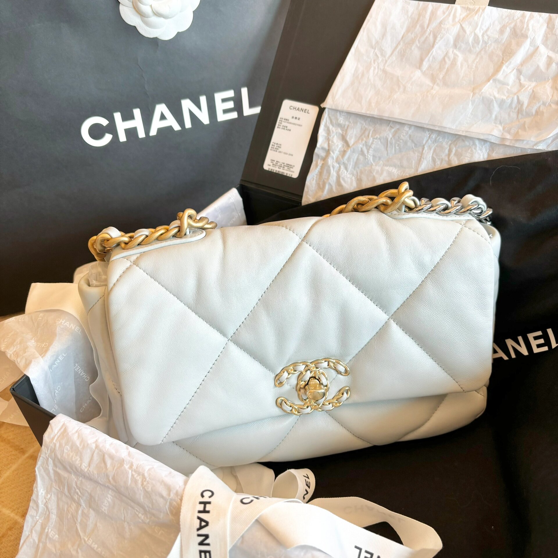 香奈儿19bag 白色 chanel 19bag是香奈儿于2019年推出的一款经典手袋