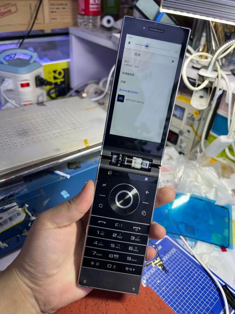 客户花三千多在网上买了个三星w2019,真的是90