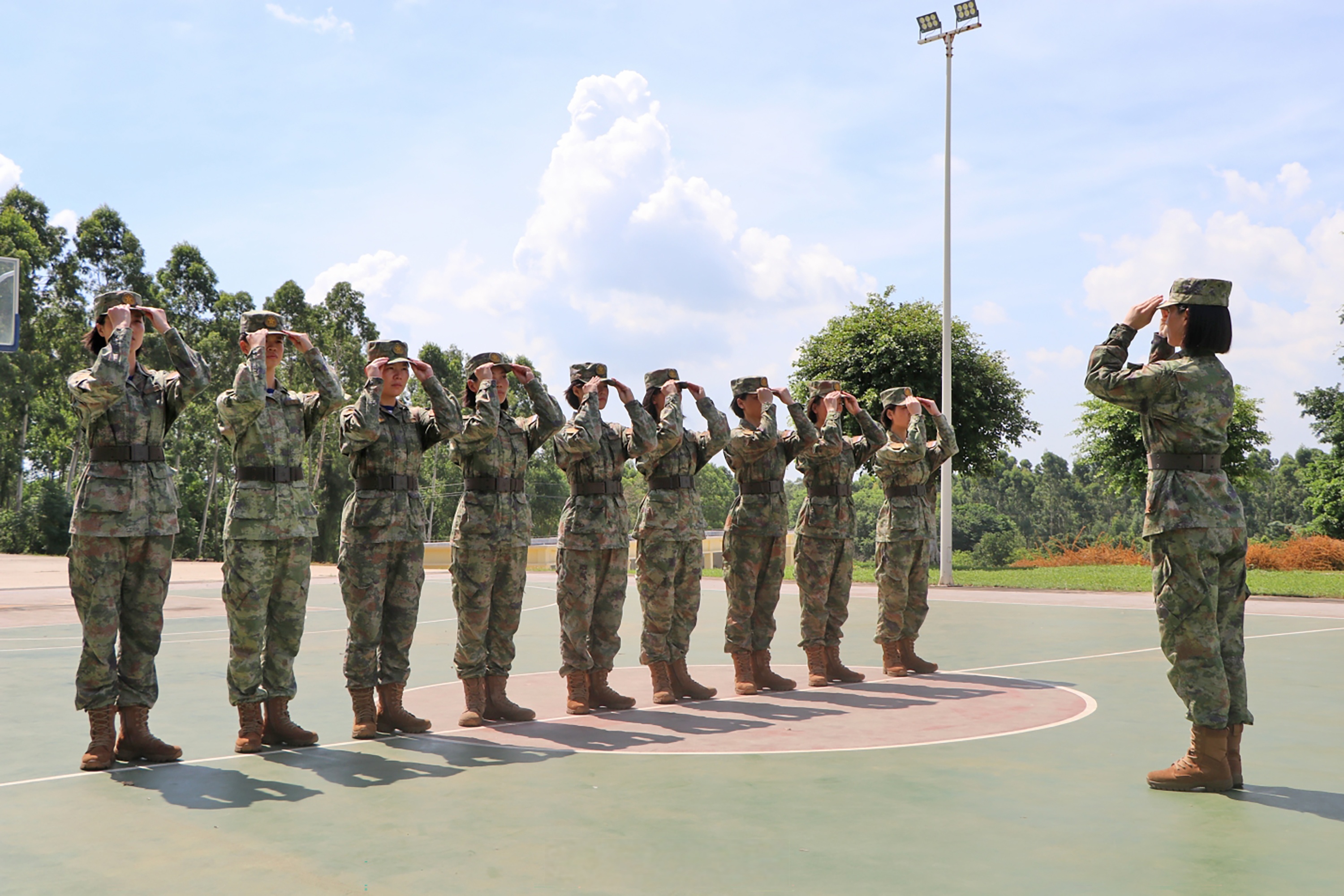 余名中高级军士听令集结,展开20余天的"回炉淬火",精武教头,技术大拿