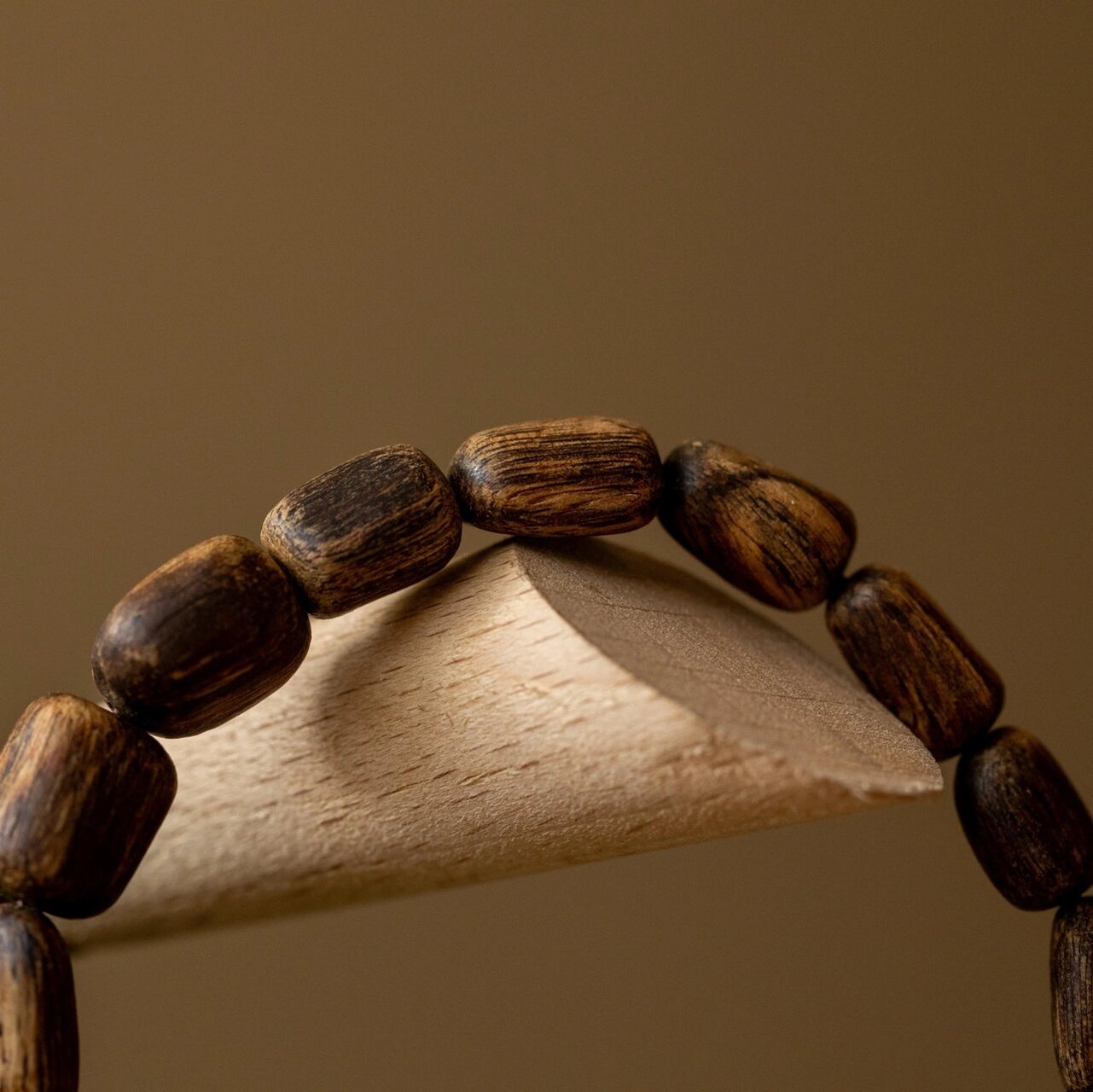 瘿瘤舍利 | 海南黑油格沉香随形手串 品名:海南黑油格沉水级瘤疤瘿瘤