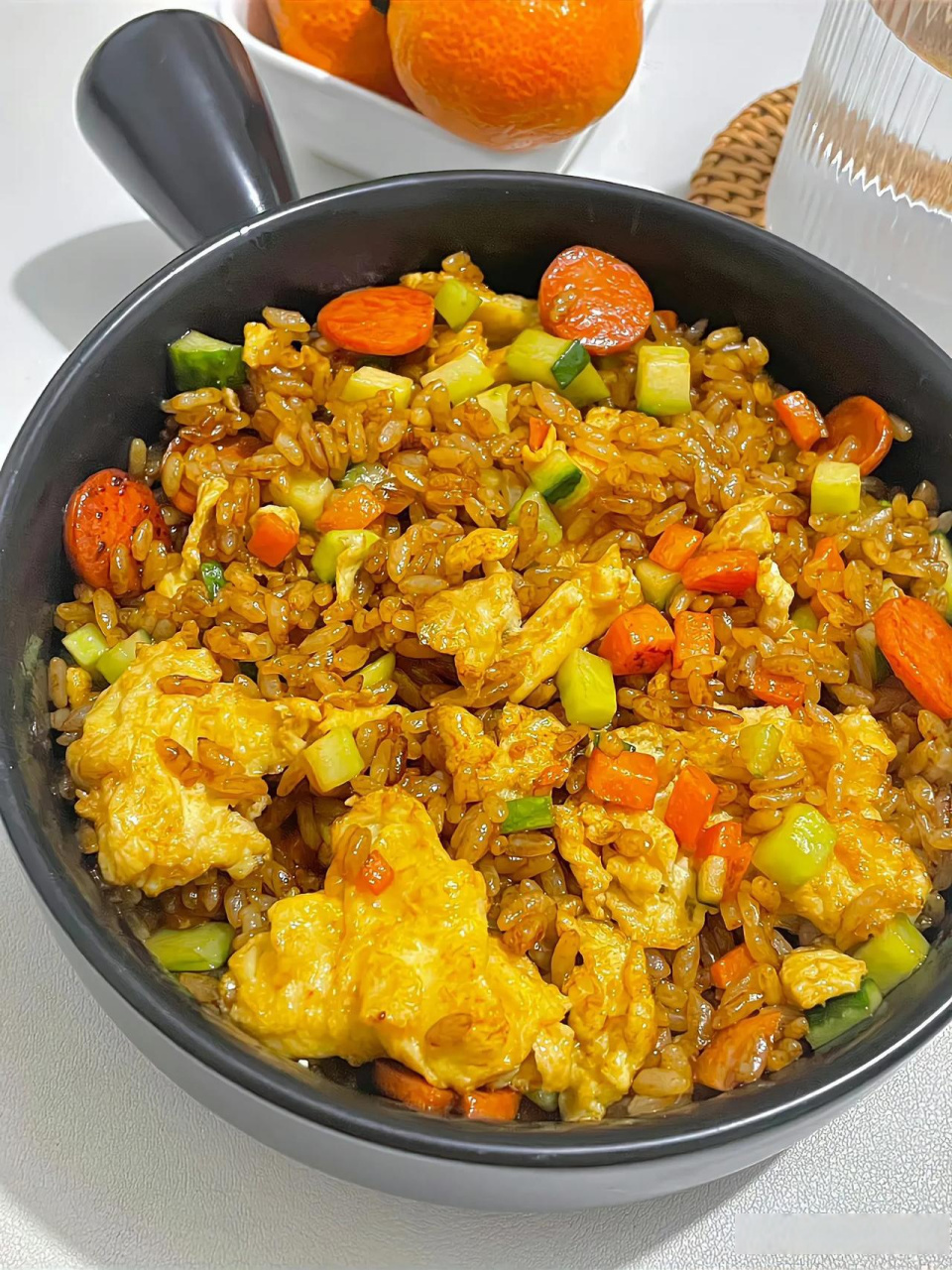 鸡蛋火腿炒饭是很简单易学的一道家常菜,喜欢吃米饭的人们,这道菜可以