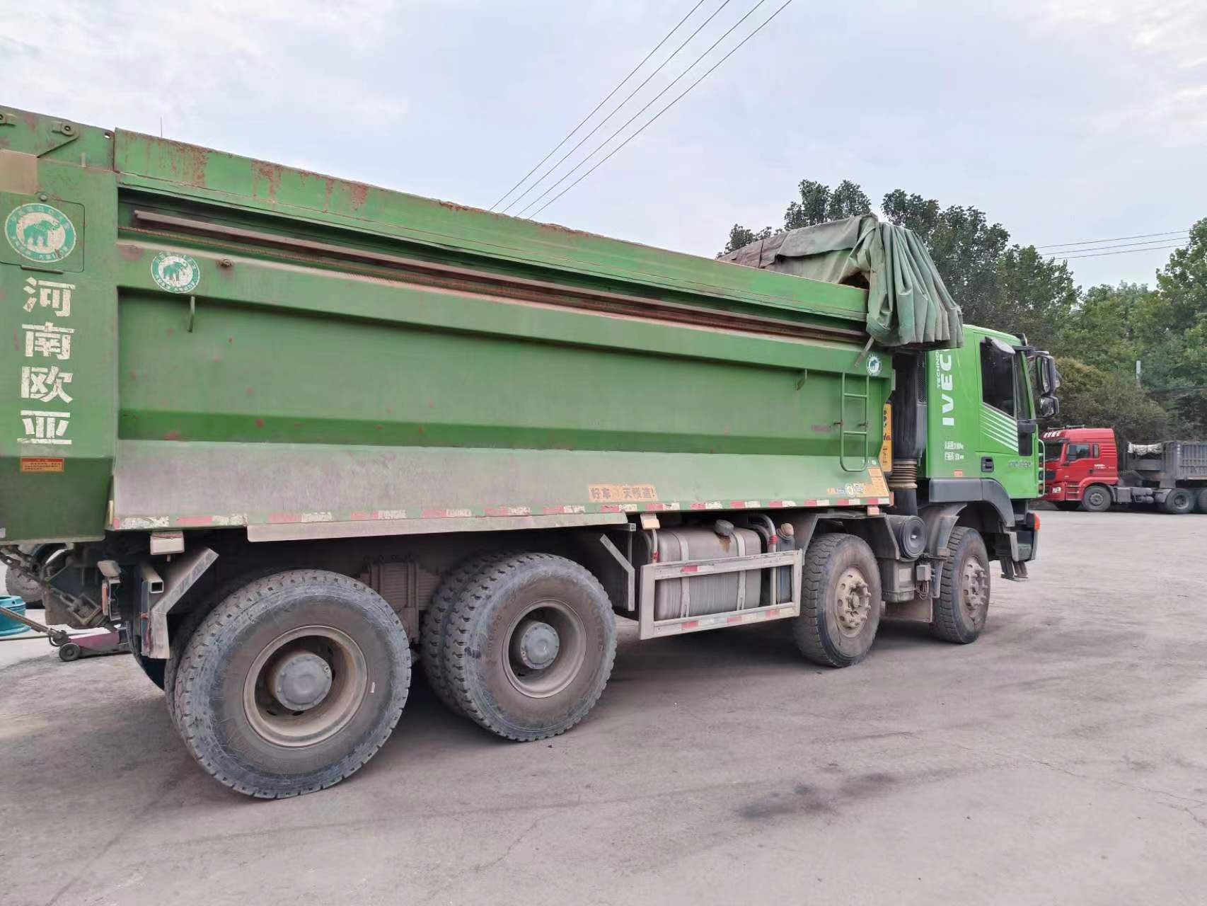 绿皮渣土车出售.出售21年4月上牌绿皮金刚前四后八,国五,380马力,6.