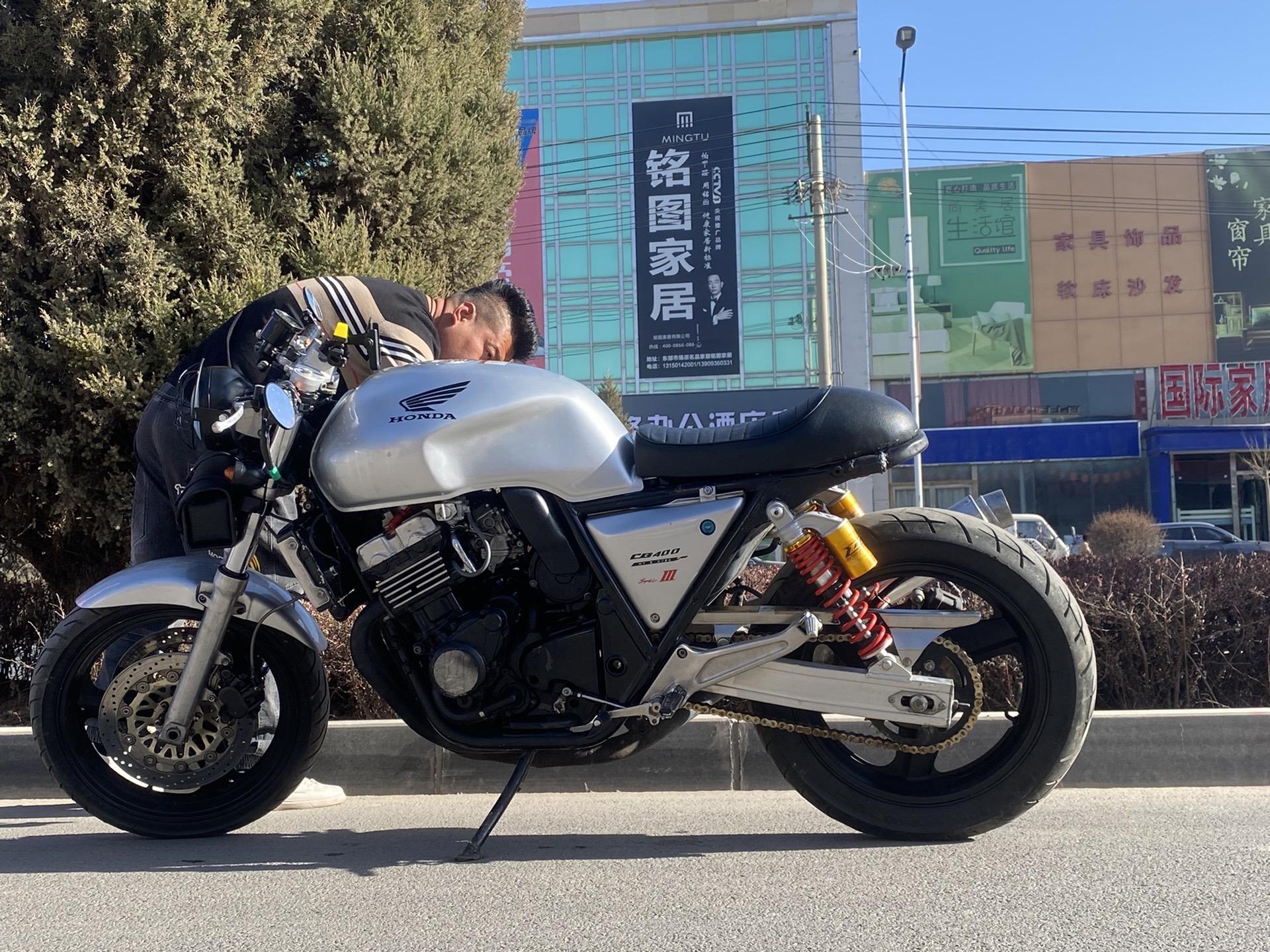 本填cb400,改装复古,几千块玩四缸,声浪嘎嘎牛批,改装细节完美,远车