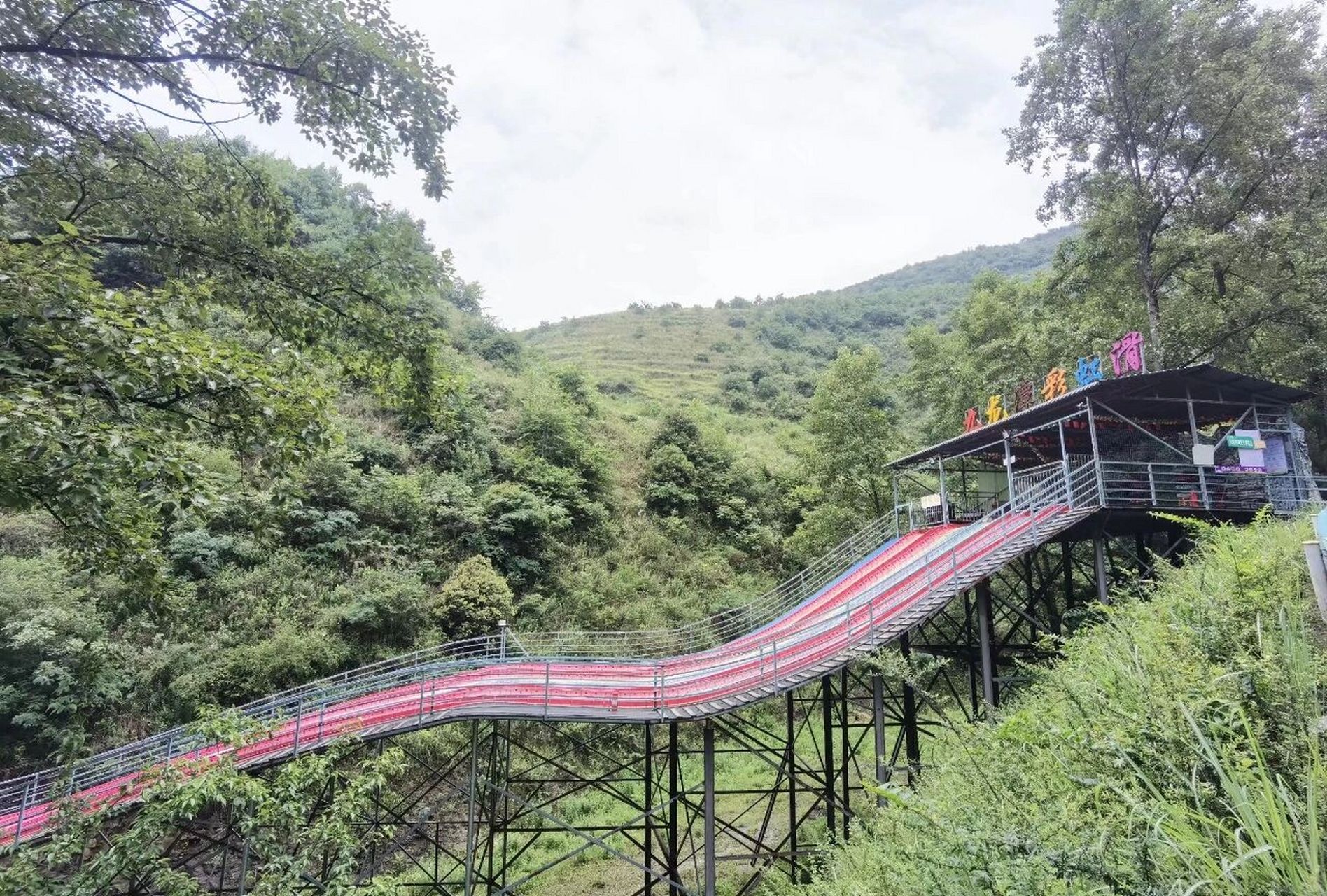 盘州九龙潭96 九龙潭景区,位于盘州市红果城郊,距盘州市中心约8.