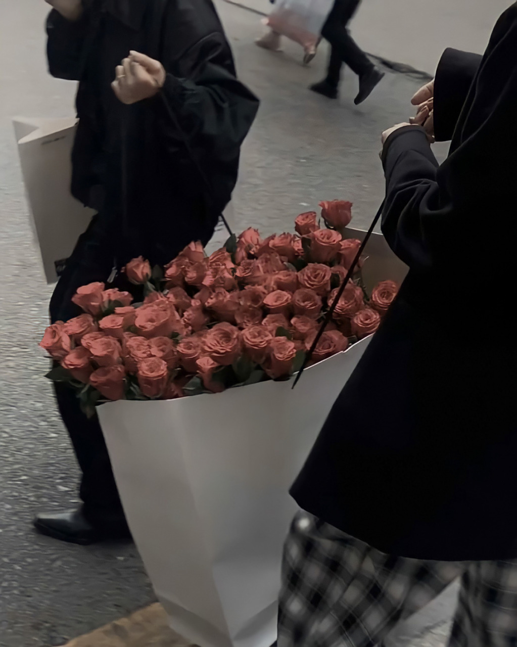 93高级小众的欧美ins 壁纸 背景图 "在柴米油盐的日子里带一束玫瑰"