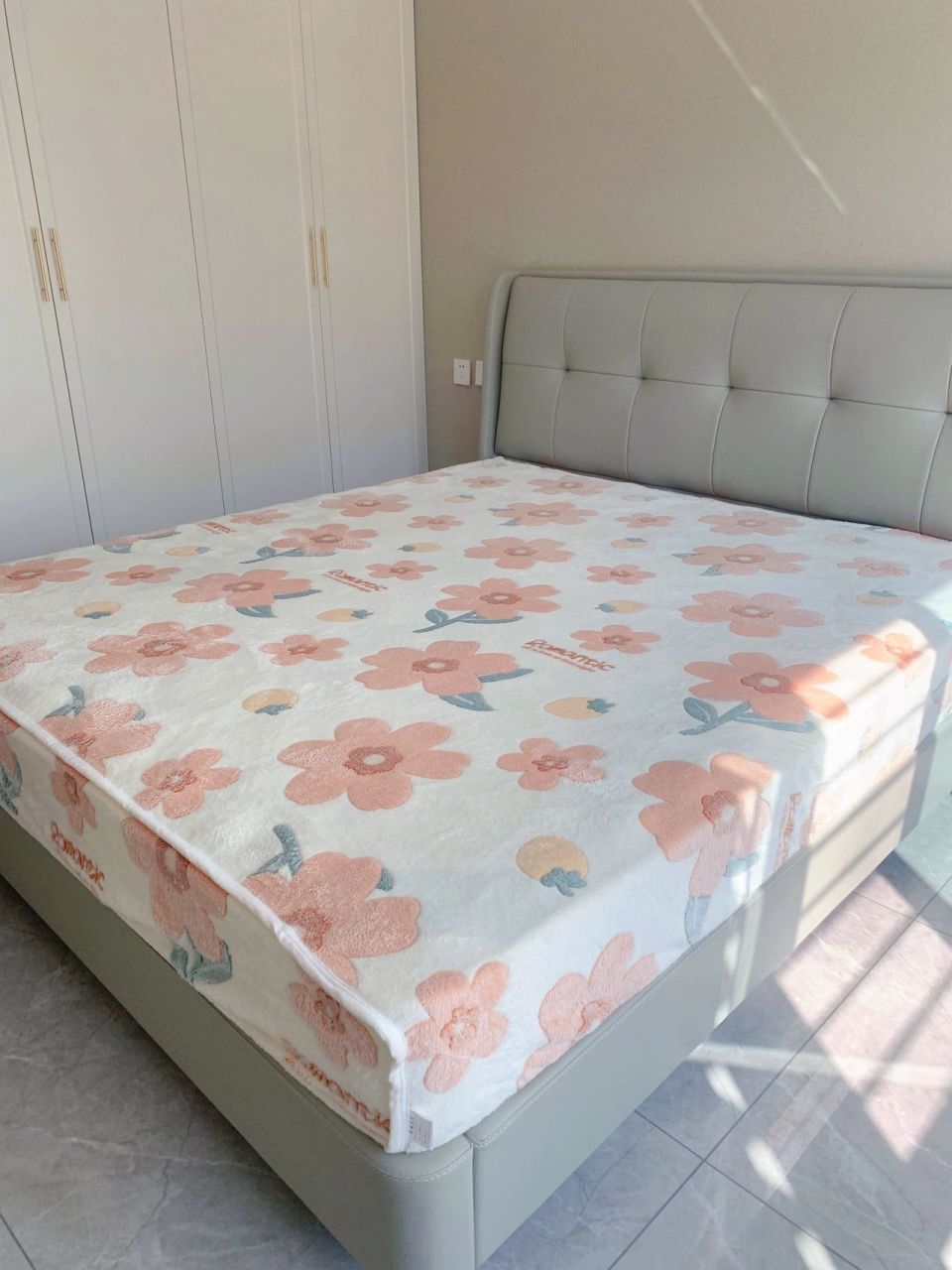 好看的床笠 刚刚入手了一条床笠 质量完美  做工精细  颜色是挺好看的