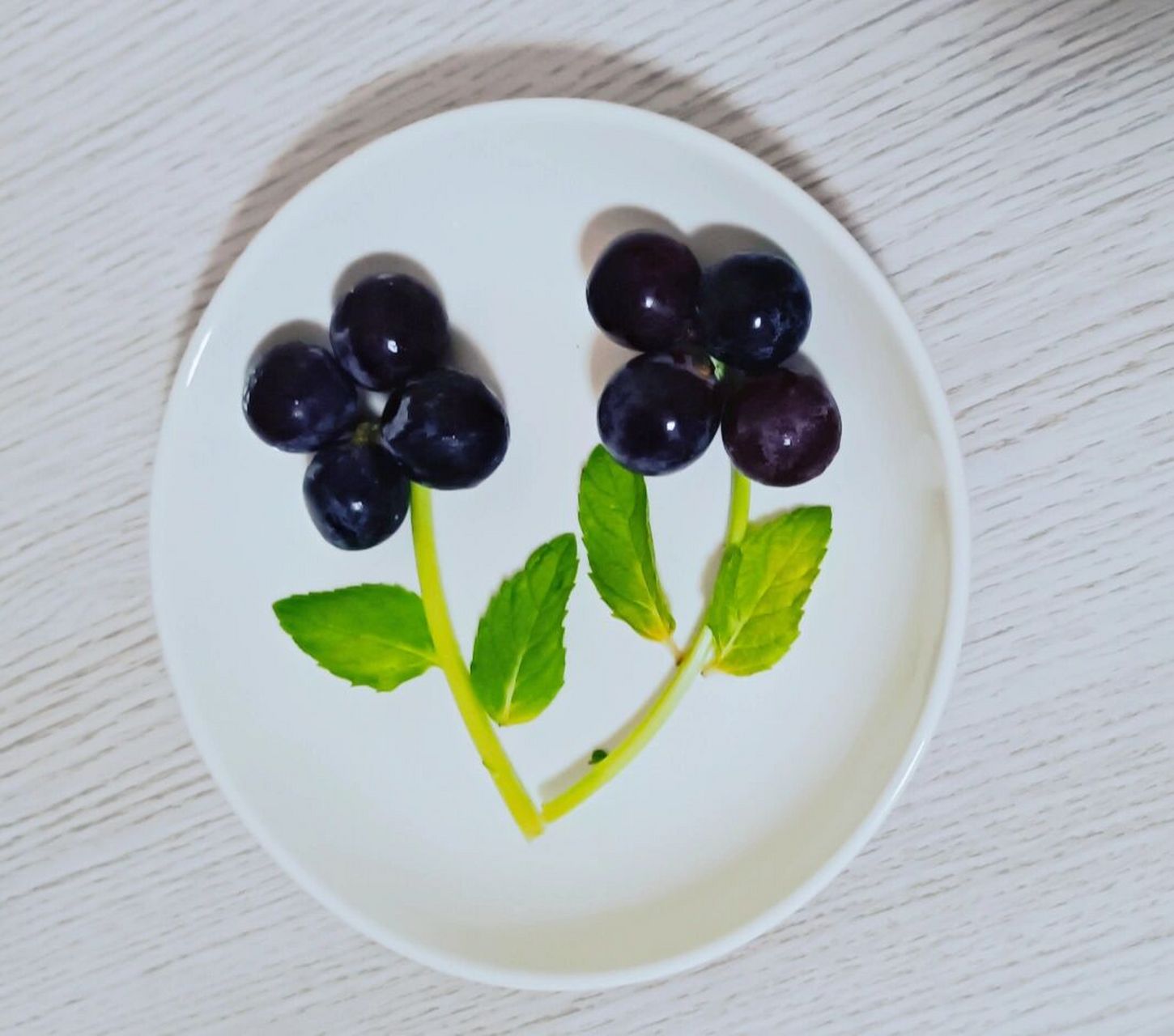 92云南夏黑葡萄个头大,有籽,颜色紫黑,果肉饱满