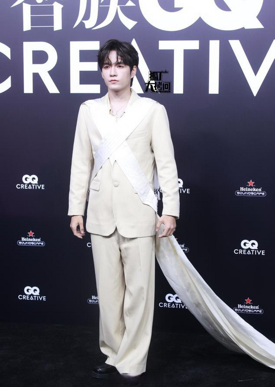 张颜齐也算是靠脸出道的吧,怎么gq红毯的造型这么翻车啊,看起来腿好短