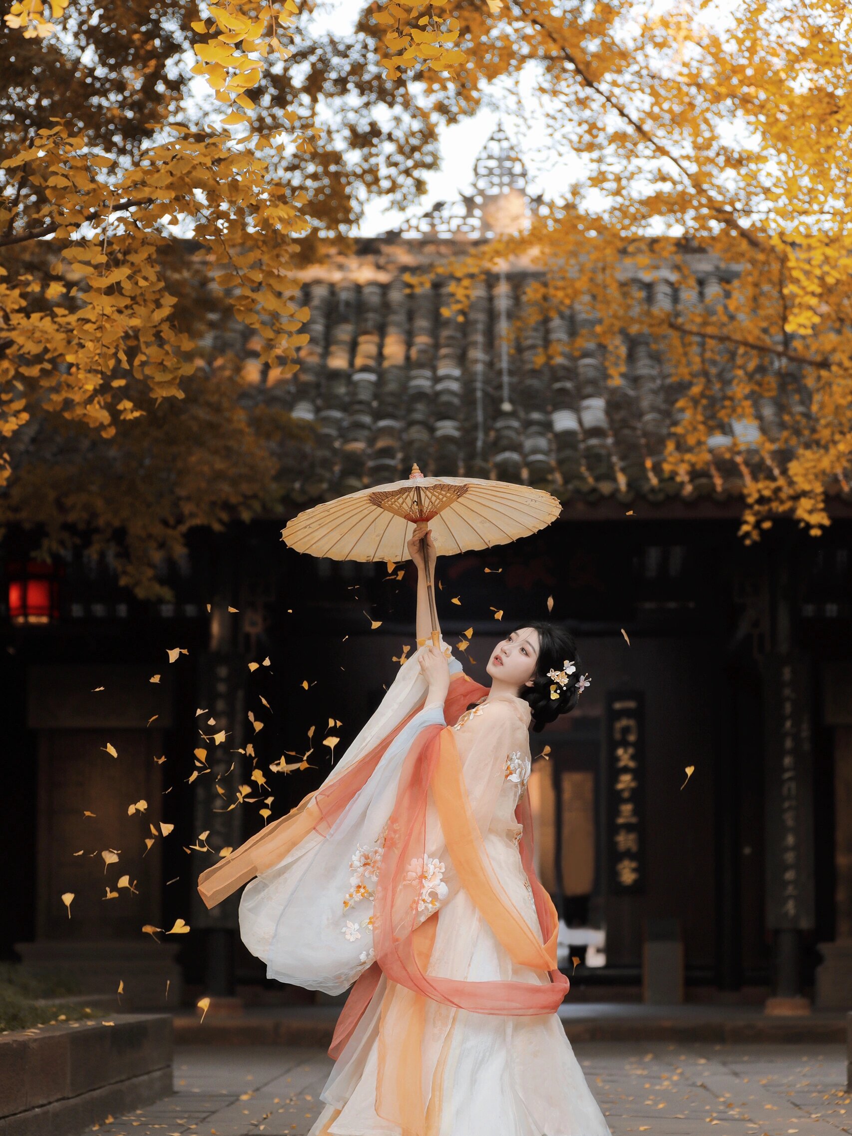 汉服绝配银杏叶 秋风乍起,银杏满地温柔与诗意同在 配着秋日里的一束