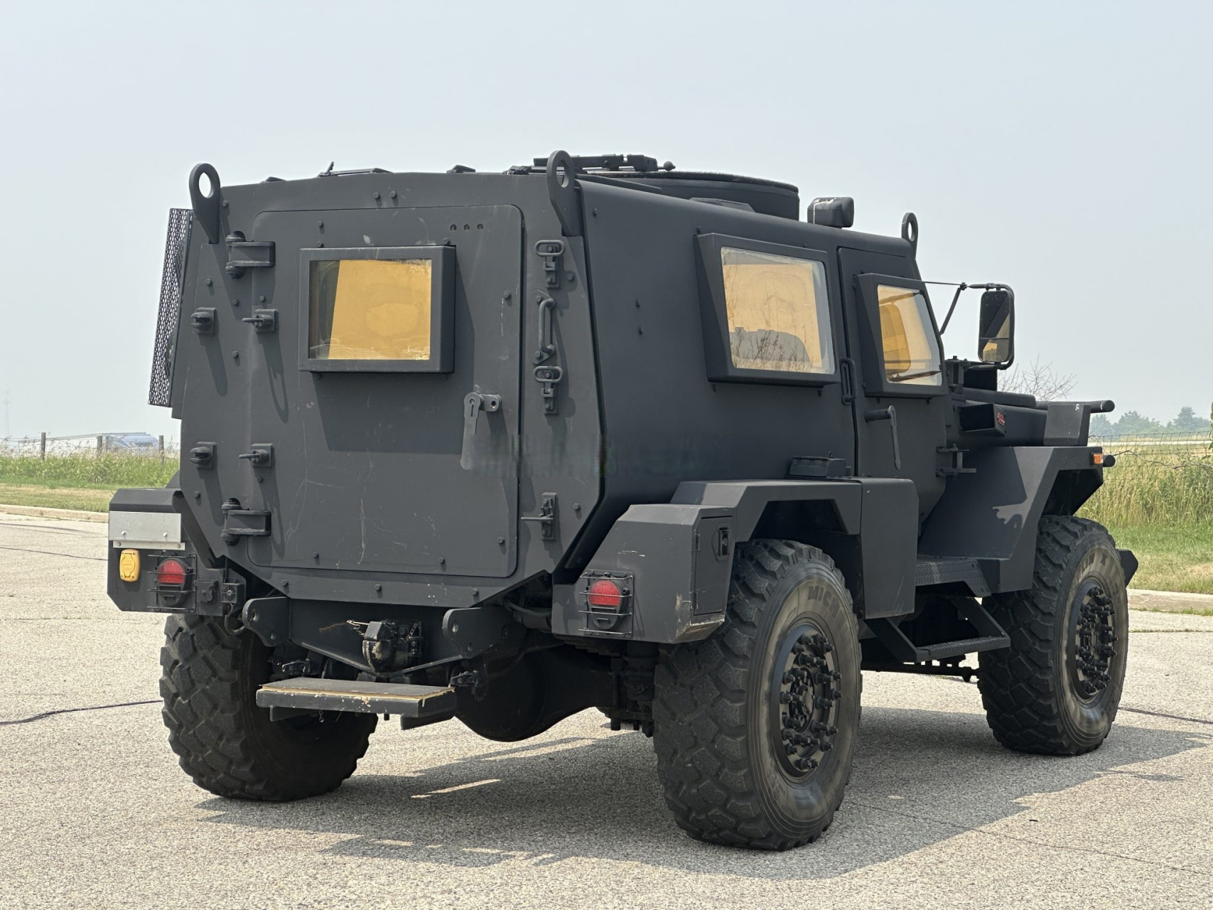 防弹4x4越野车,说是饿迈瑞肯的军用车,防弹水平为b4,外形看着像是具备