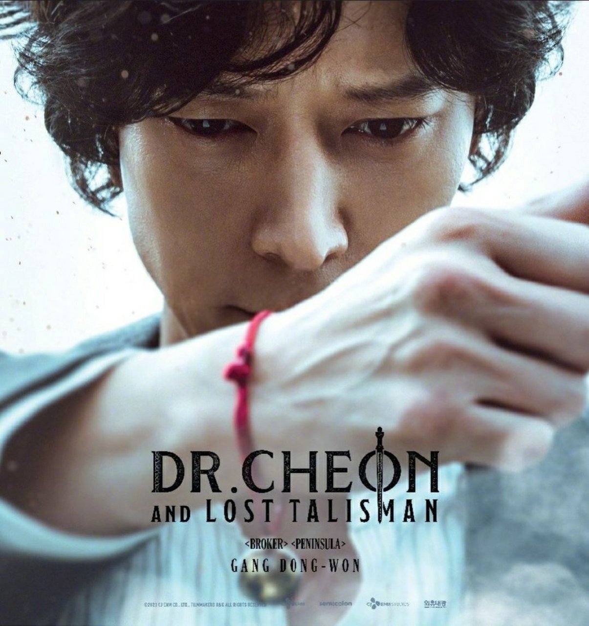 姜栋元# 主演的电影《附身》公开海外版海报,预计9月上映.