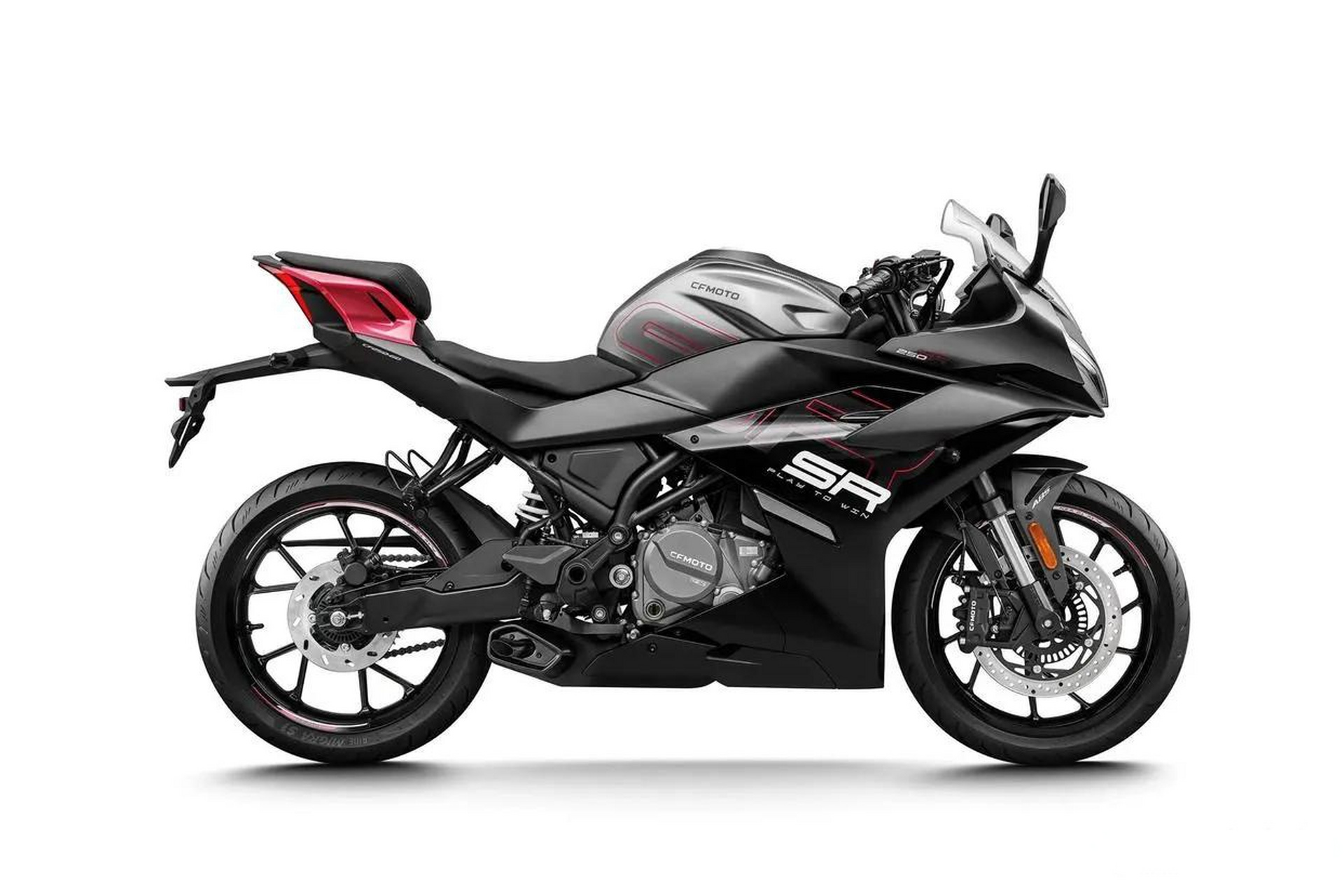 春风250sr的夏日骑行  在炎炎烈日下,一辆亮丽的春风250sr摩托车成为