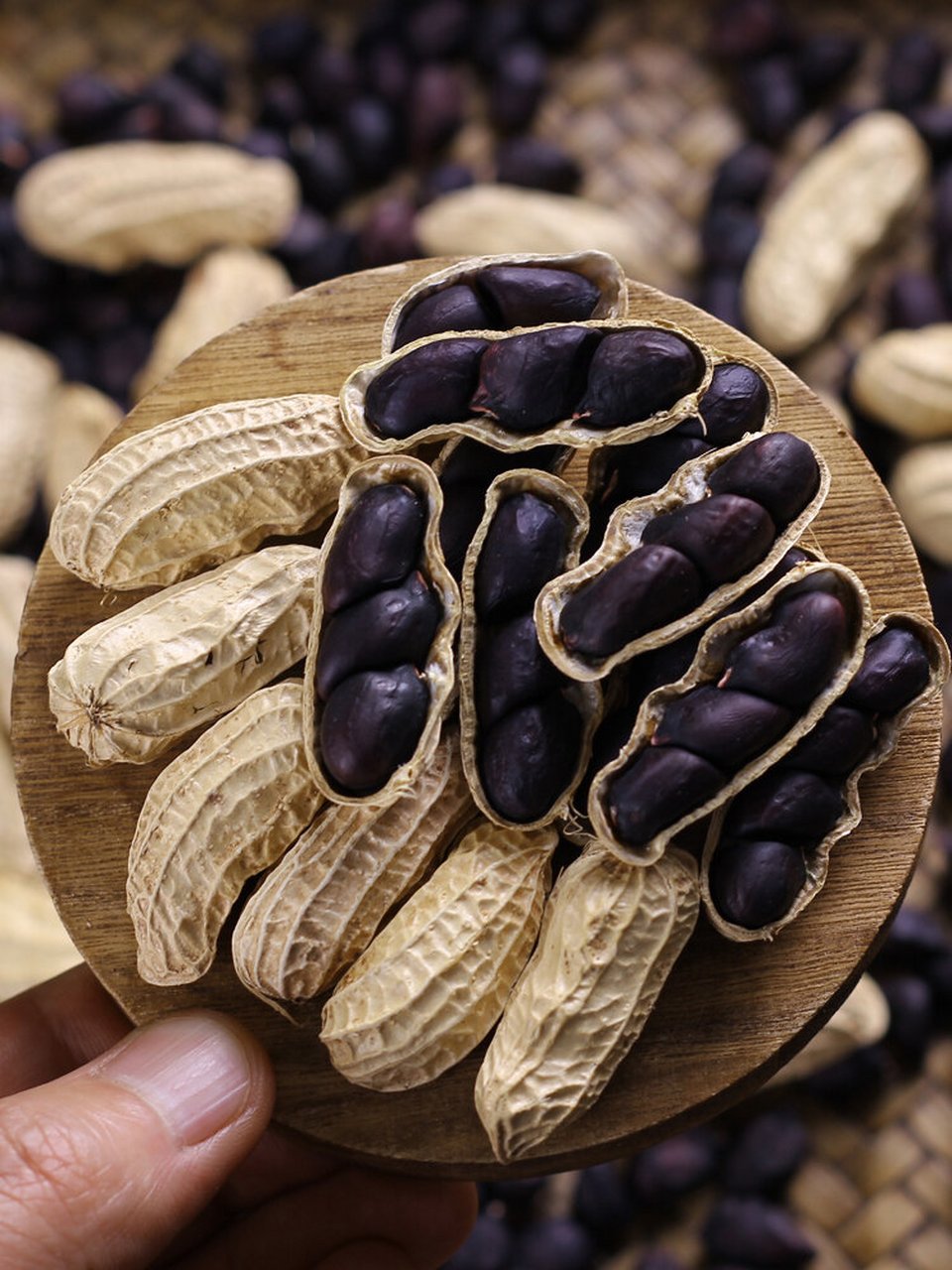 黑花生属于彩色花生的一种, 生长于云南西南边陲镇沅地区; 果仁膳披