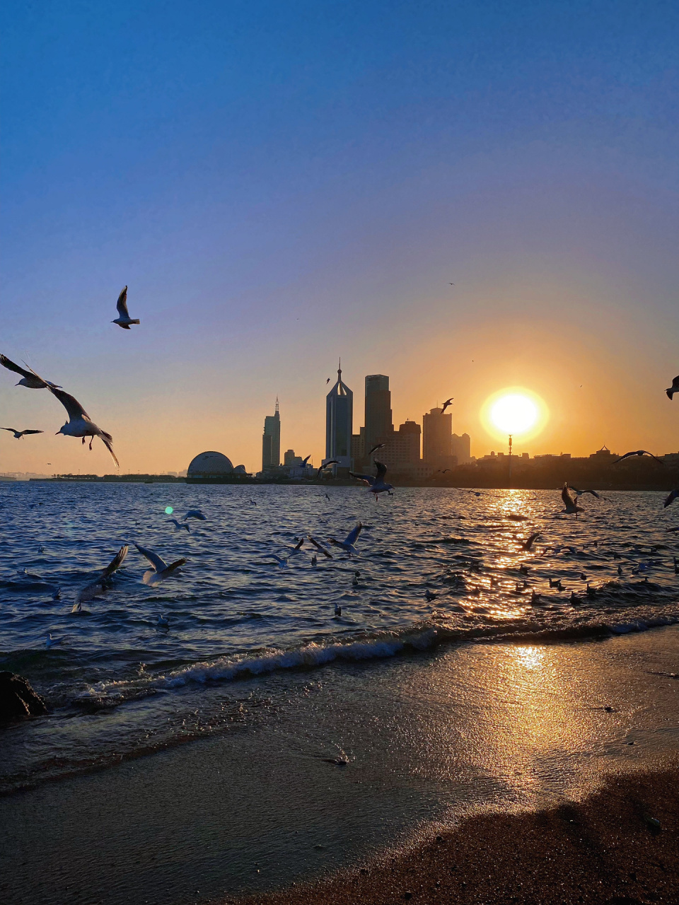青岛栈桥看落日 下午五点到六点海边看夕阳西下太美了!