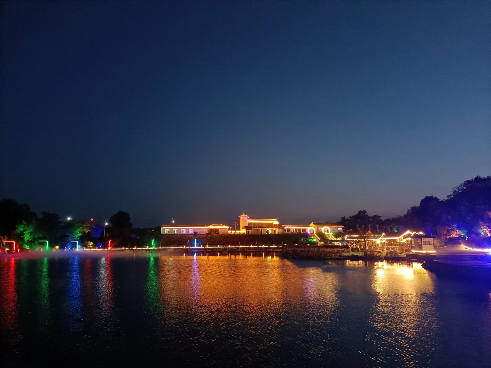 辽阳太子岛十里画廊瀑布 辽阳太子岛十里画廊,门票十元一个人,有划船