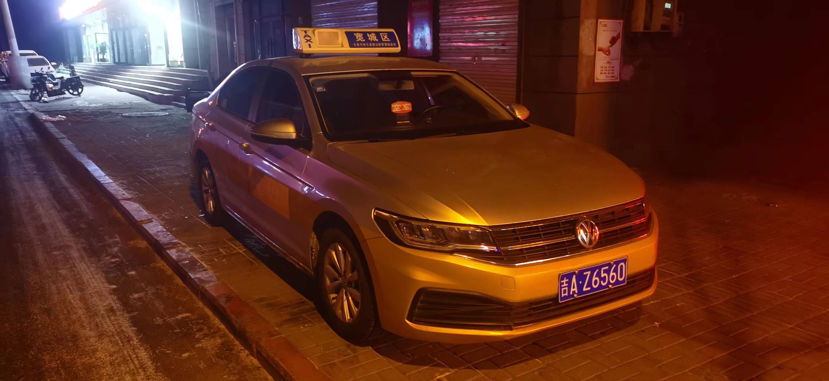 网友爆料:近日发现有双阳的出租车,从外观上完全克隆成长春出租车