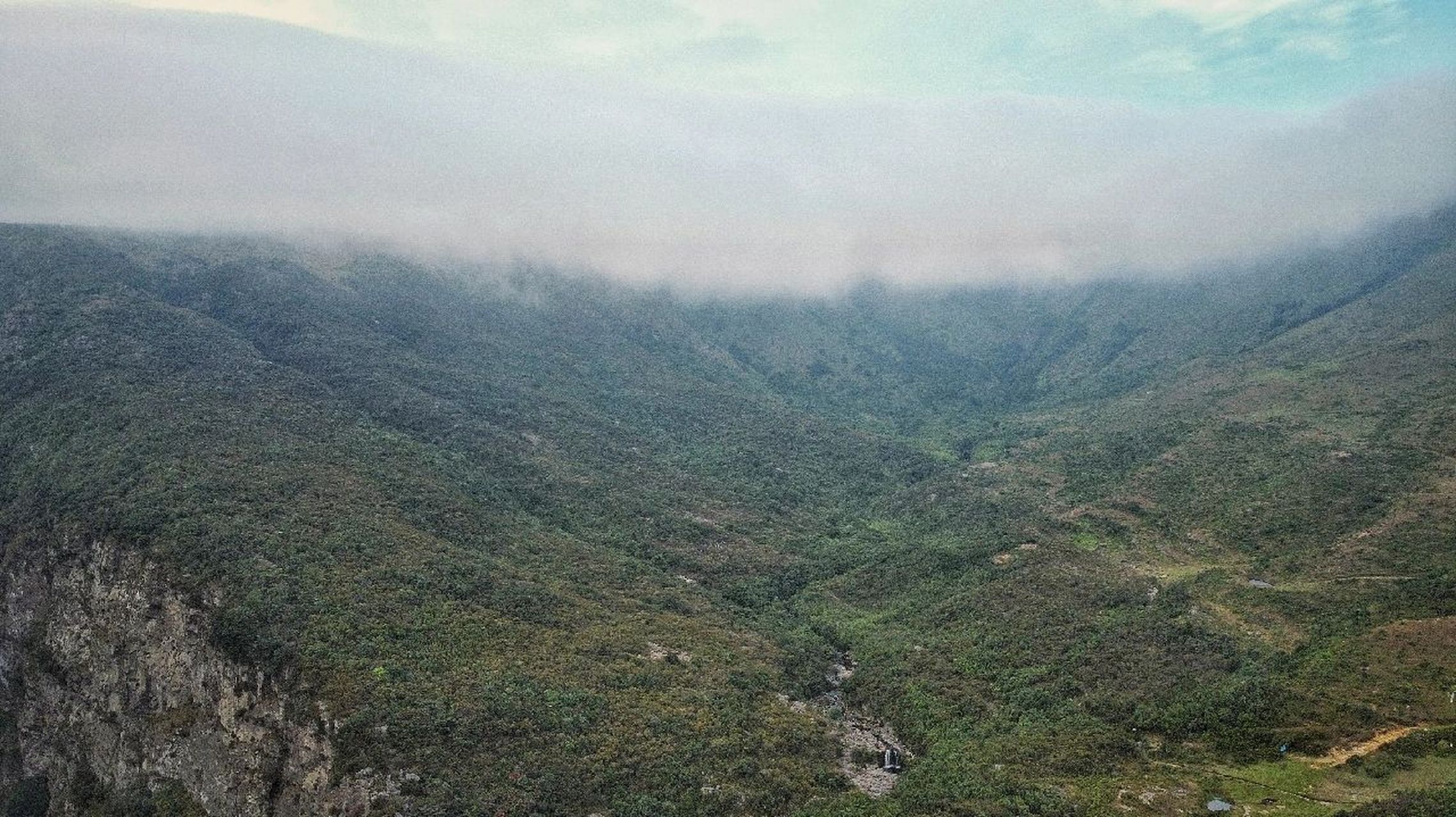 贵港海拔最高的山-平天山 贵港平天山风光 图1:平天山马射尿瀑布,悬崖
