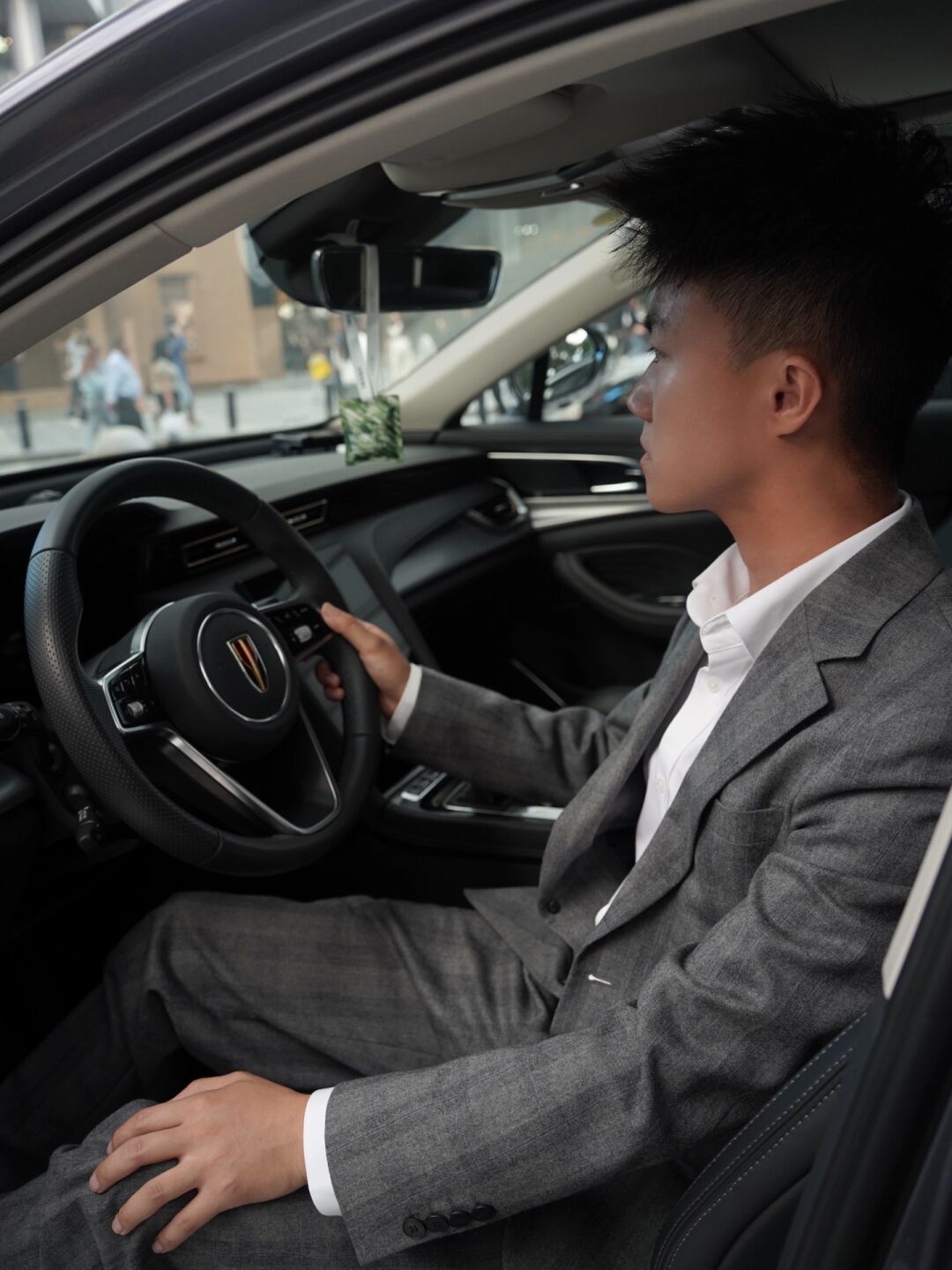 真实图片开车开车图片男高清男坐车里车上自拍男人照片坐在豪车里说话