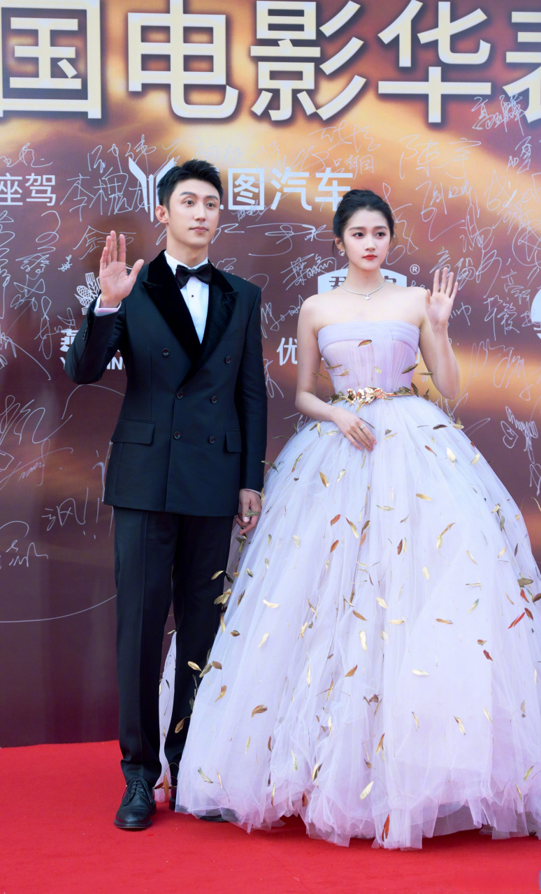 黄景瑜关晓彤一起走红毯 @黄景瑜 一身黑西装和关晓彤 一起亮相在