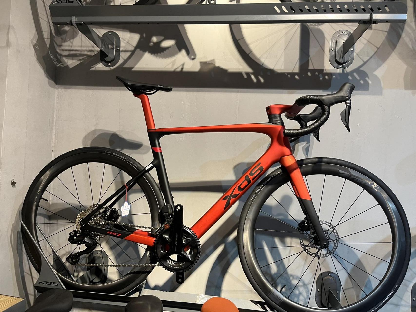 喜德盛碳纤维公路车rs7.7.6kg左右,105电变,碳轮碳架.该有的都有了.