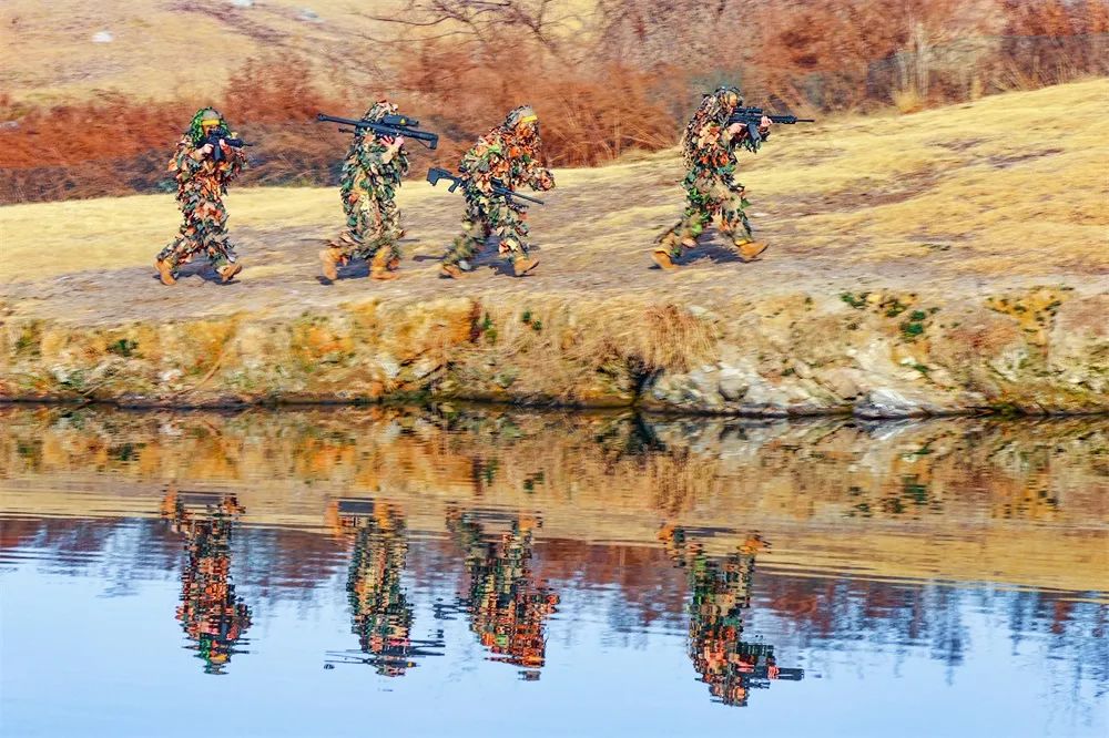 第71集团军某旅侦察分队全速出击