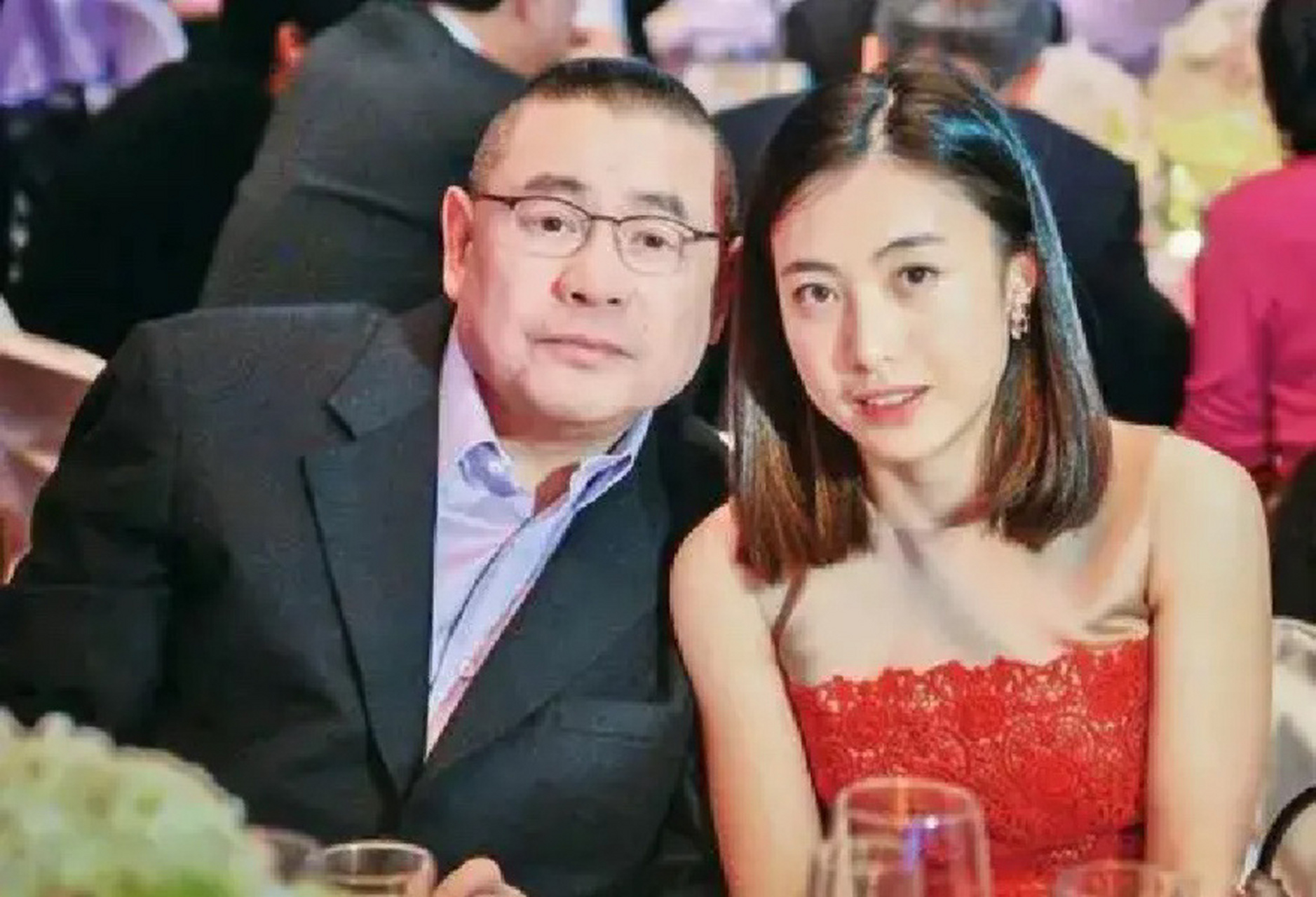 甘比20年前后的对比照,财气养人啊 三白眼,大龅牙,黑眼圈,头发都是