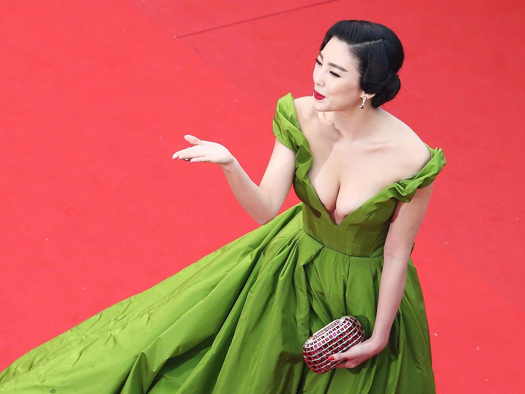 张雨绮戛纳经典造型 我要去法国排队了 姐这几张真的绝美 难怪追你的