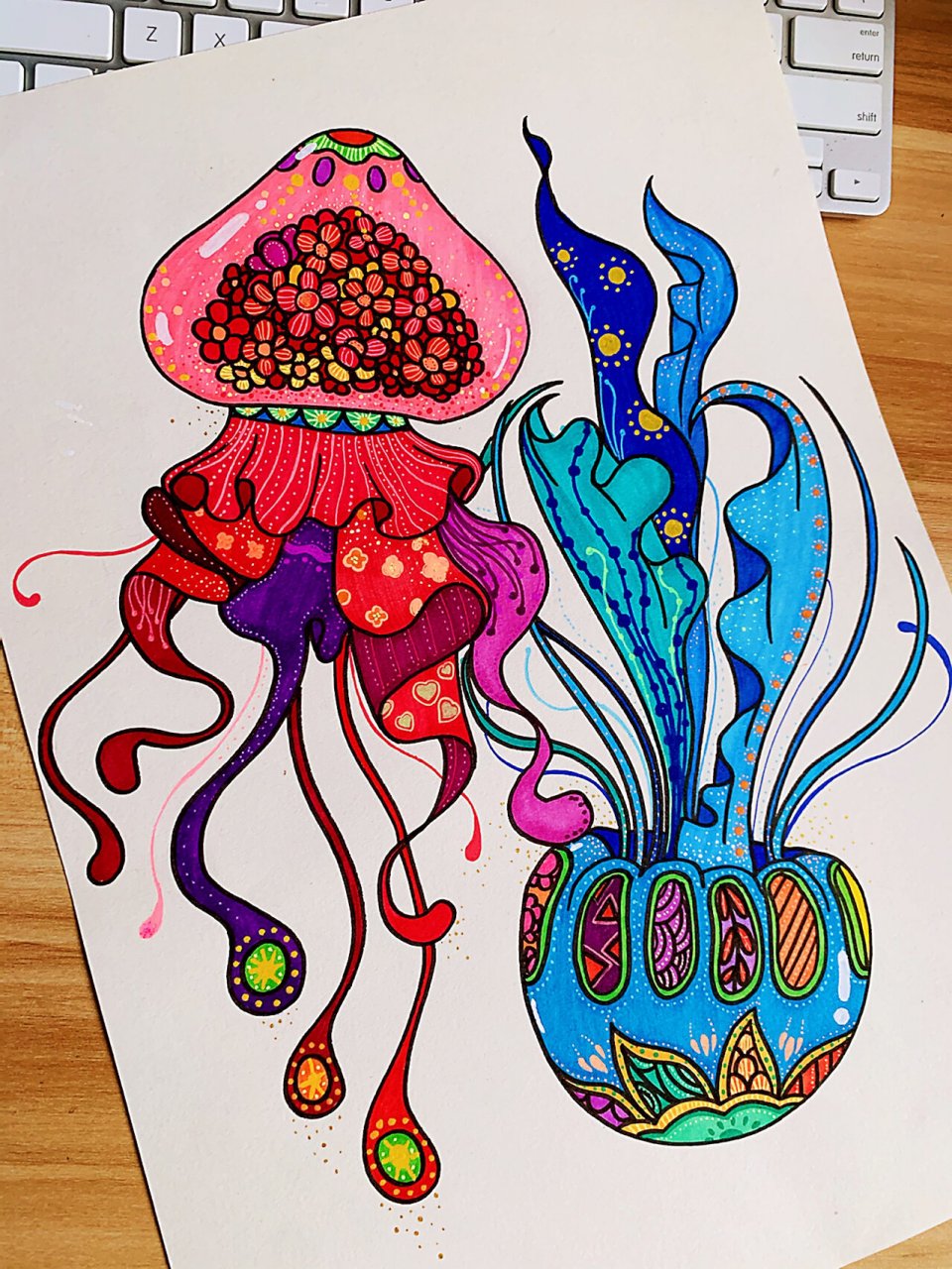 儿童绘画课程教学—《爱游泳的水母》 昨天豆豆回到家看到桌子上的画