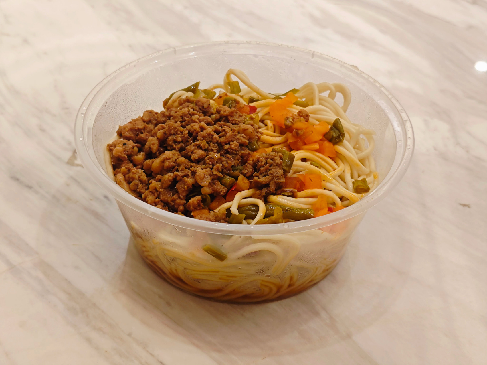 人在武汉,刚进酒店,先来一碗炸酱热干面.