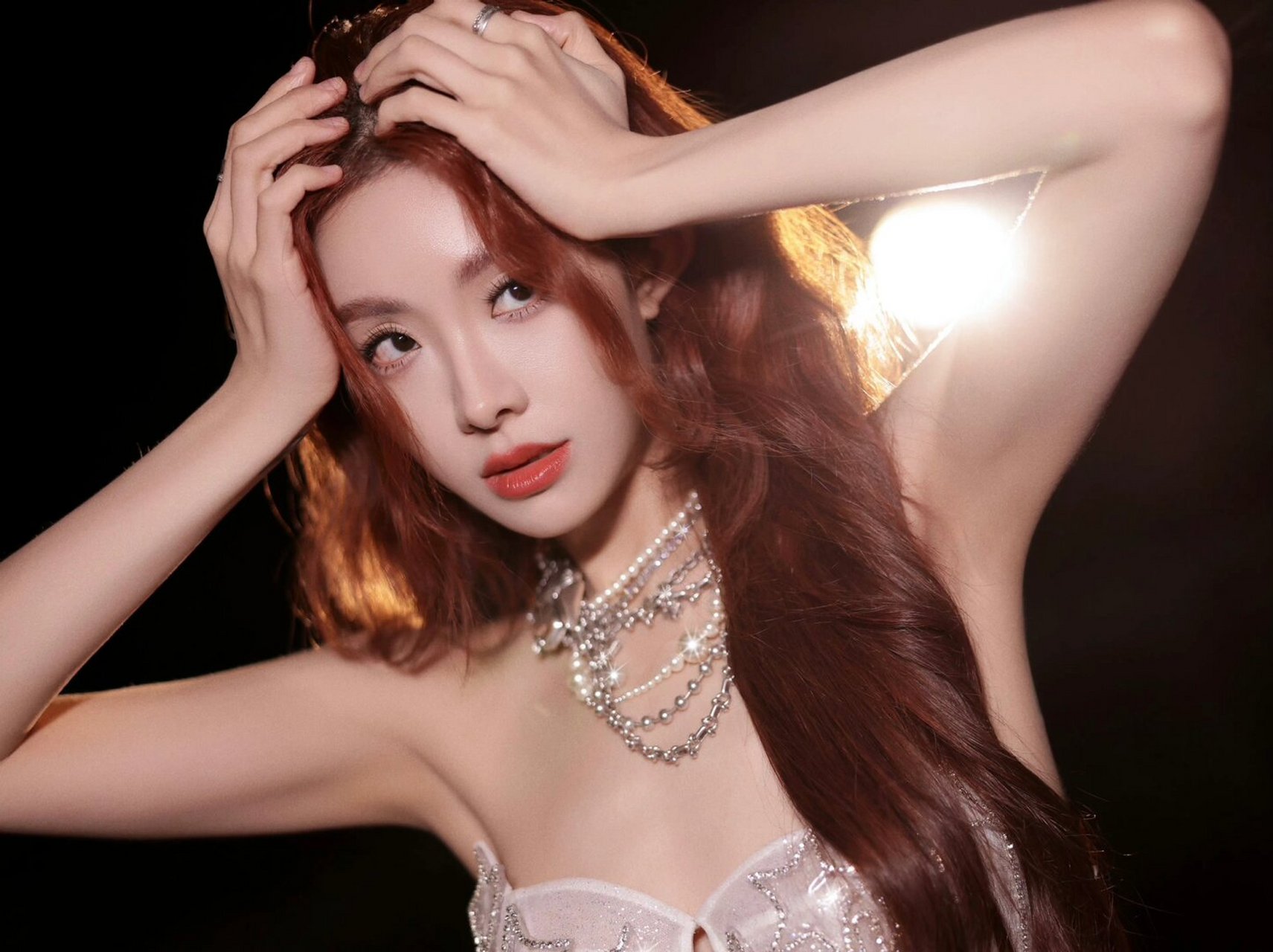 每次都被喻言的红发美到啊,舞台上,红毯上真是头发丝都在散发魅力的