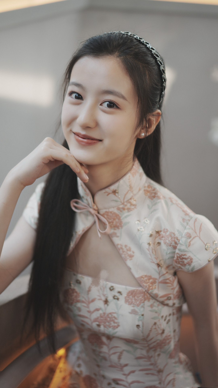 裴佳欣旗袍穿搭组图,14岁的小姐姐,太成熟了吧