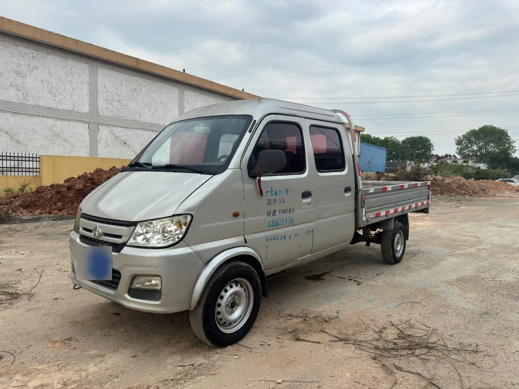 18年3月份上牌长安新豹mini双排平板货车,1.3排量,车厢长2米6宽1米5.