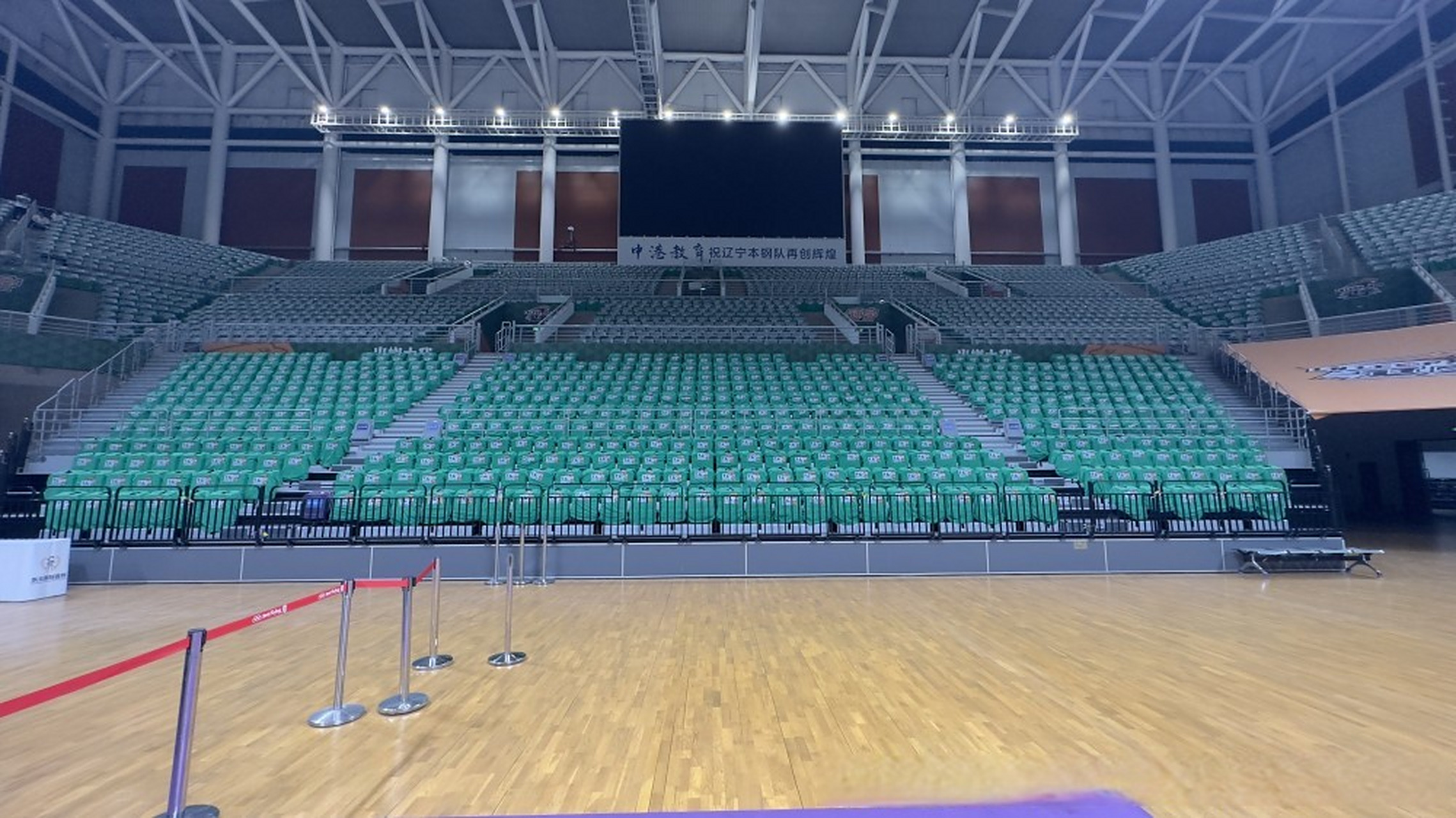 今夜的辽宁体育馆必定会是一片的绿色海洋,这片生机勃勃的绿色海洋就