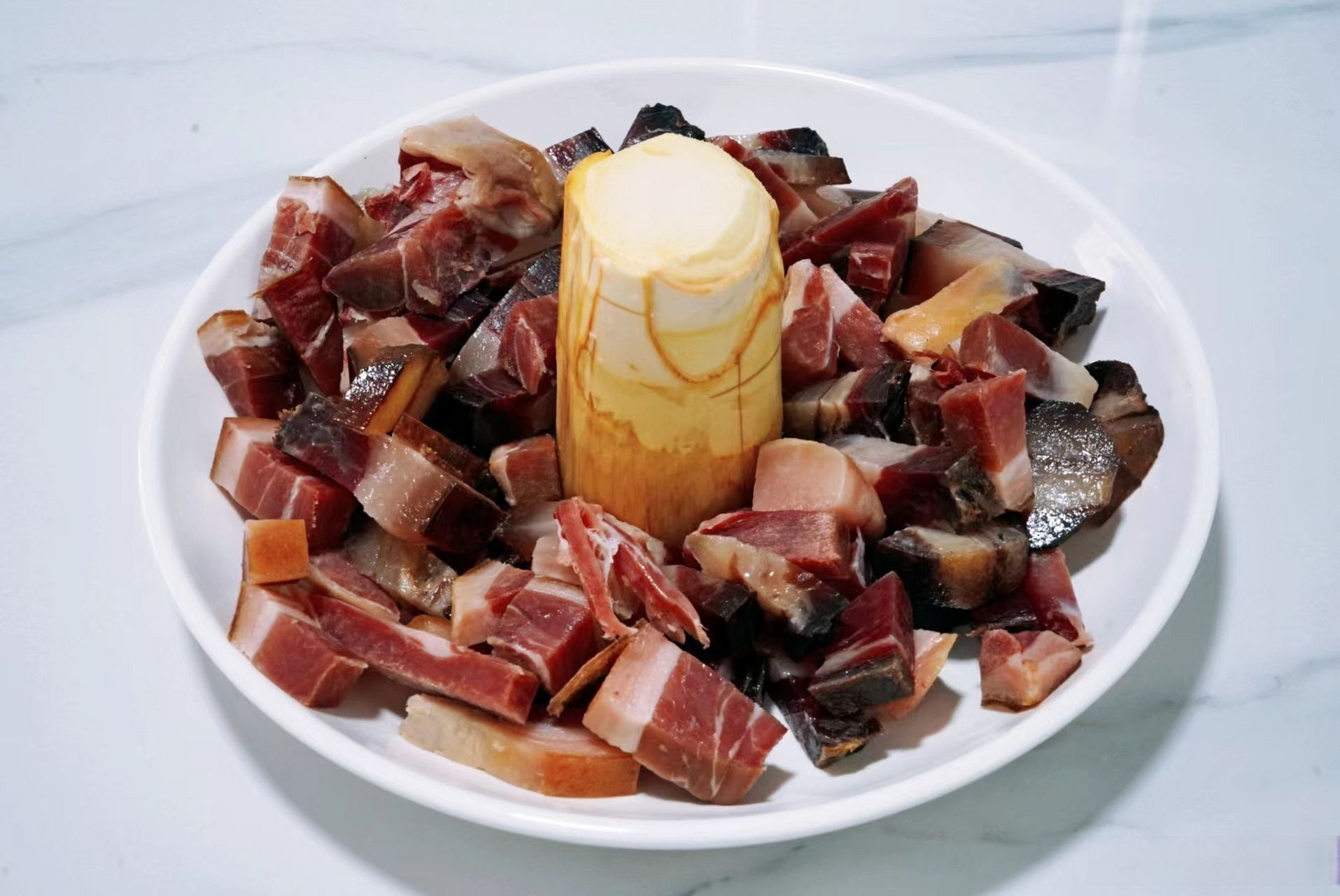 棕包头烀鸡"味道极妙,棕包头取自于腾冲特有的甜棕树尖芯拔出来的嫩茎