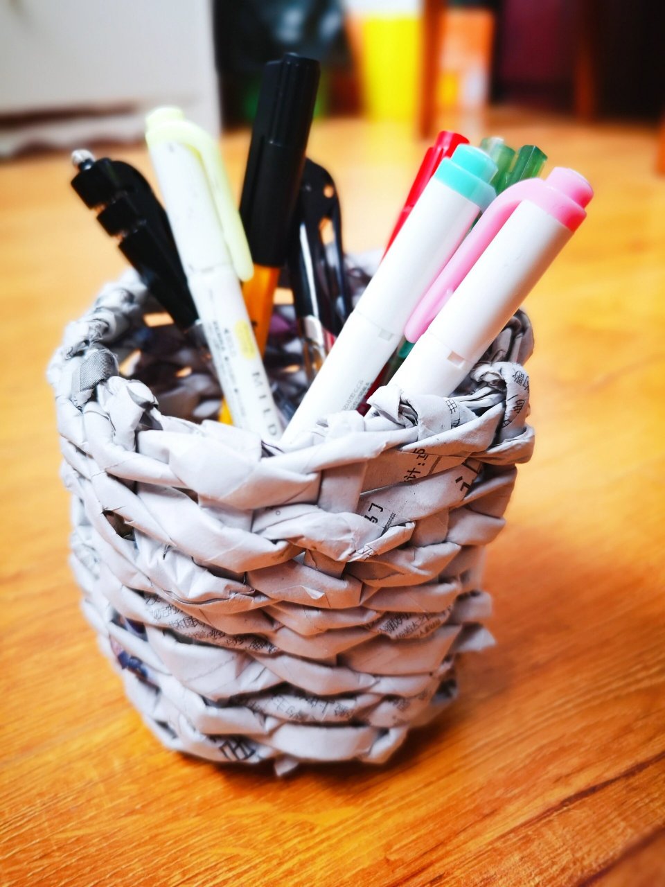 看着视频边学边做,搓纸棒真是一个费手的活～ 下次看看废旧报纸还能做