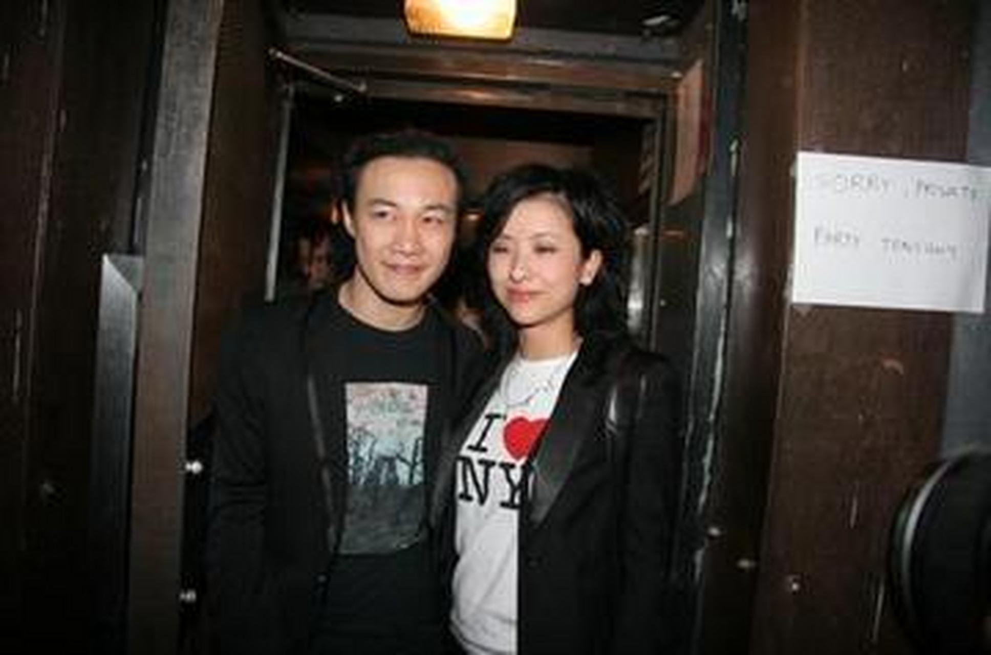 有一次,陈奕迅的老婆徐濠萦去逛街购物,仅一个小时就花掉了80万,记者