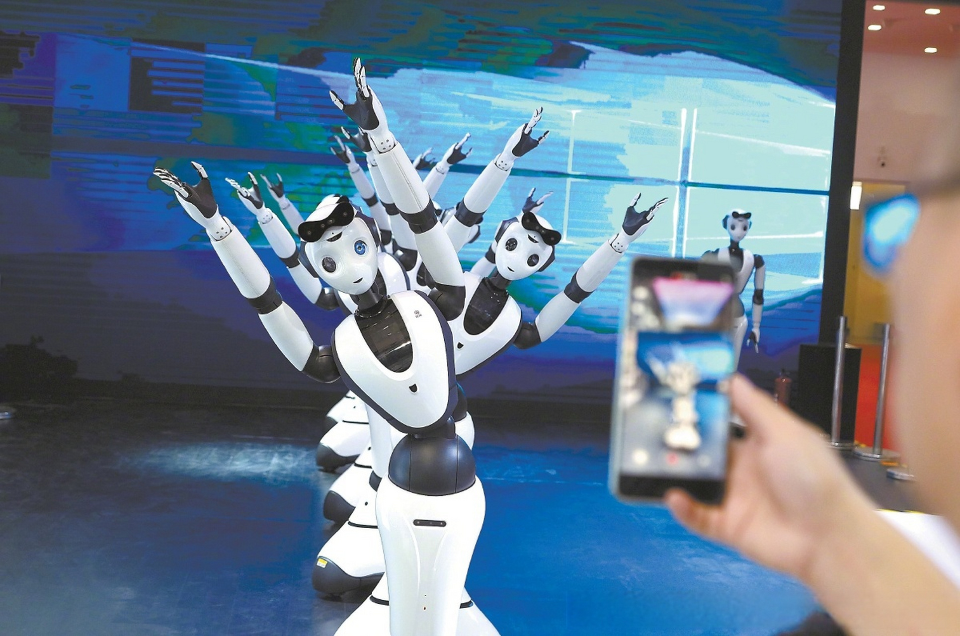 【每日一图丨机器人"开会"】2023世界机器人大会今天上午在京开幕,140