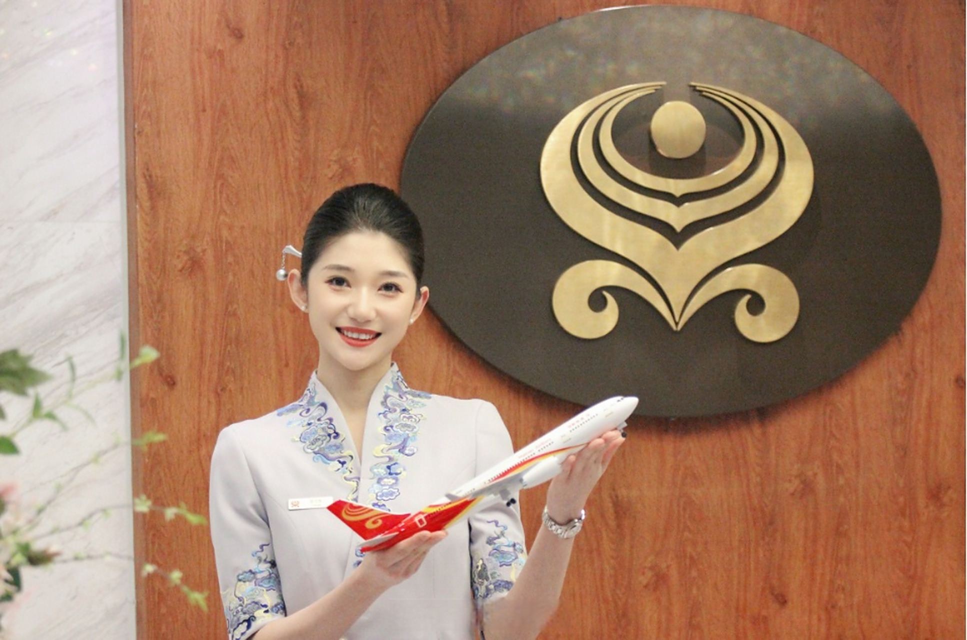 【海航全面换新地面服务人员第四代制服 】4月18日,海南航空 在北京