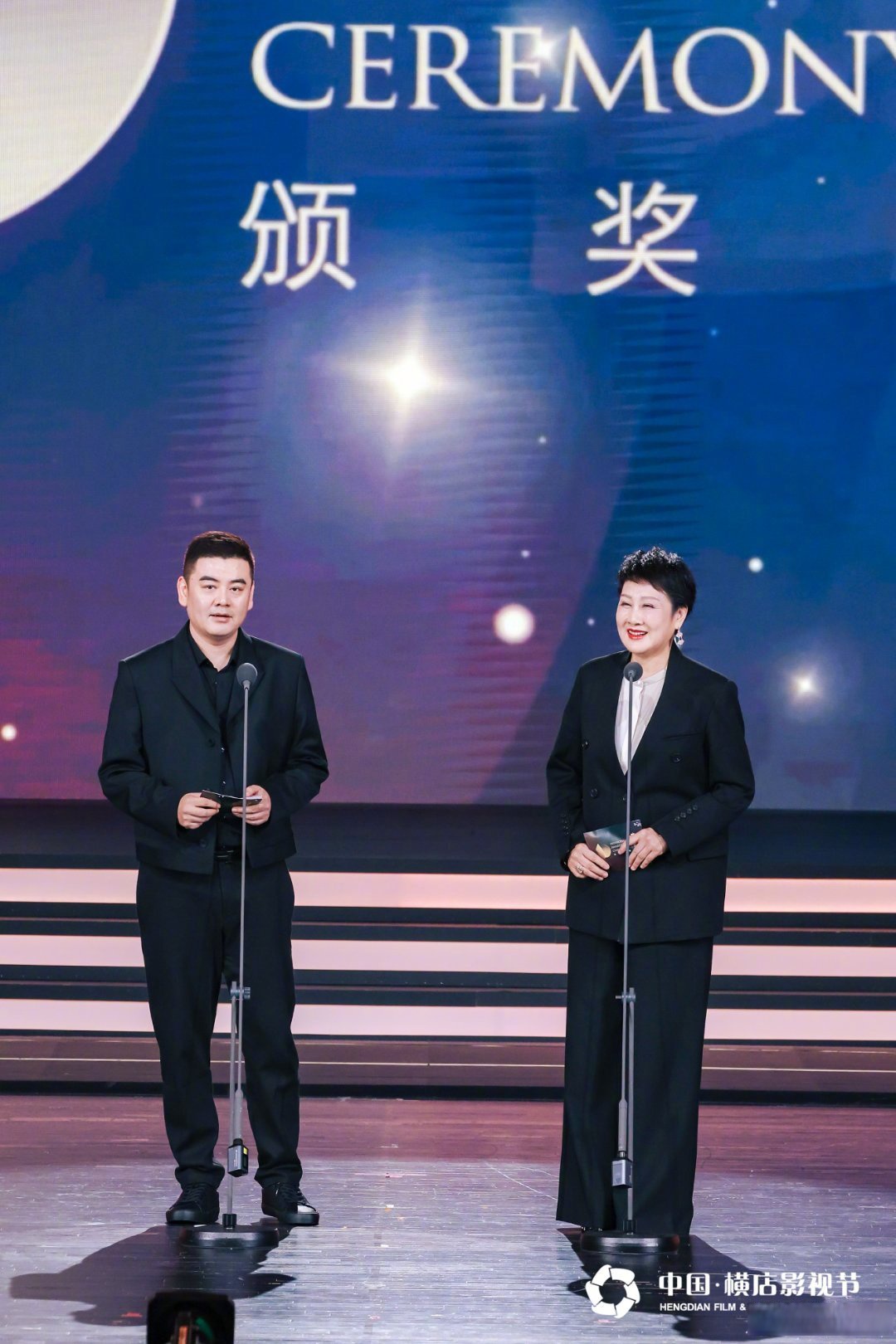 27日晚,横店,文荣奖,与憨态可爱的著名导演尹涛为青年演员王星越颁发